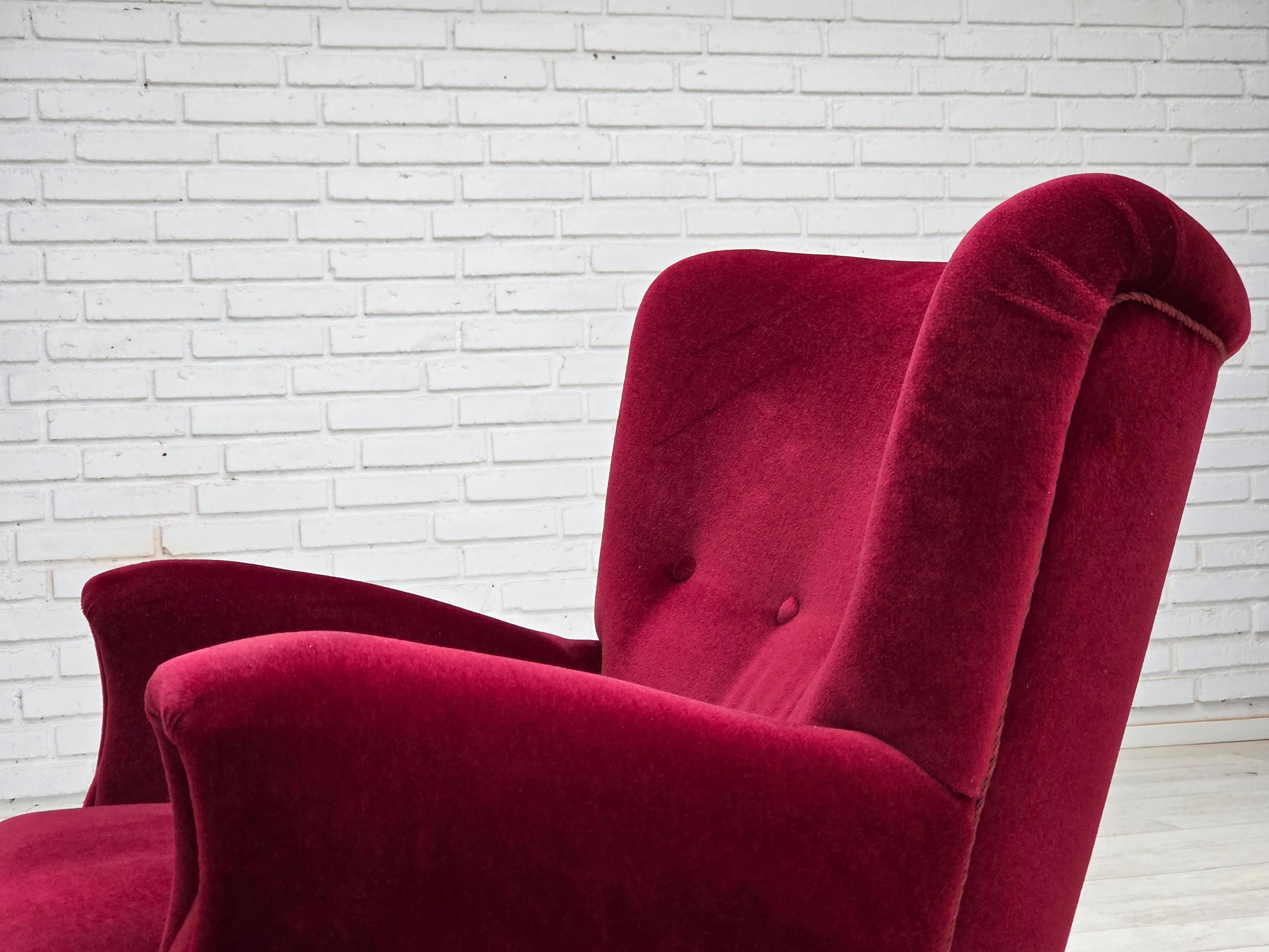 1960, poltrona danese, velluto per mobili rosso ciliegia, gambe in legno di faggio. in vendita 7
