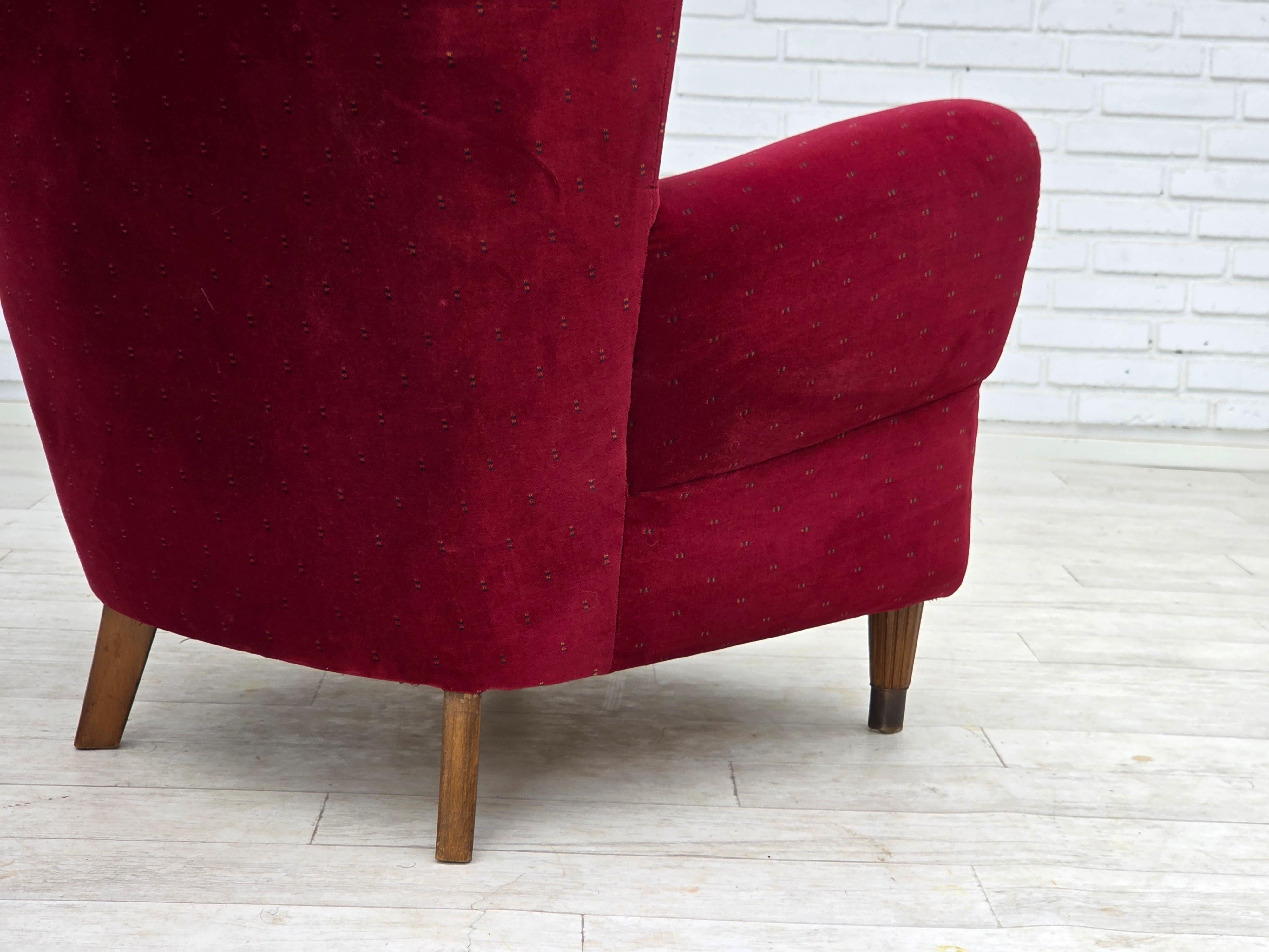 1960, poltrona danese, velluto per mobili rosso ciliegia, gambe in legno di faggio. in vendita 8