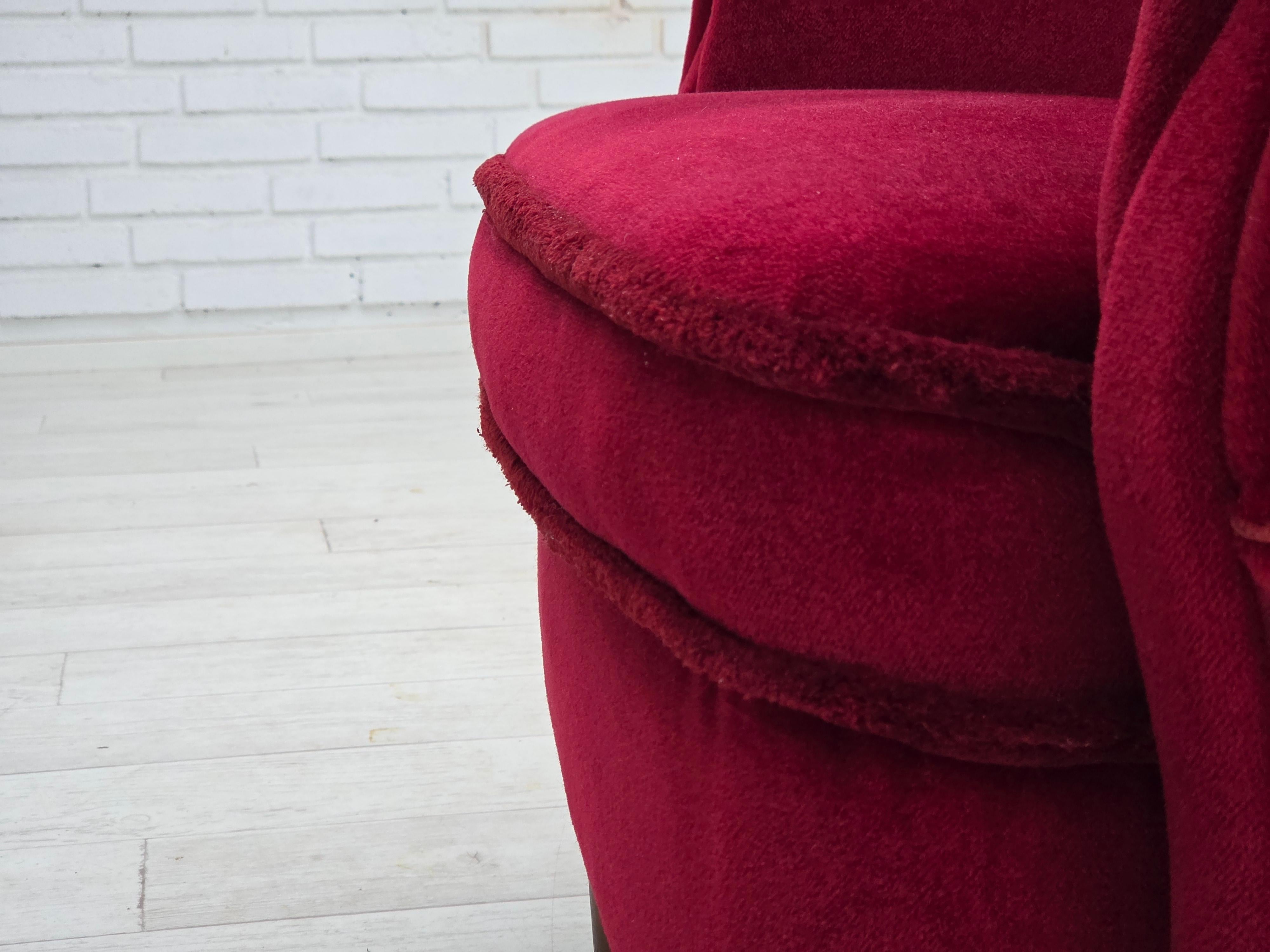 1960, poltrona danese, velluto per mobili rosso ciliegia, gambe in legno di faggio. in vendita 8