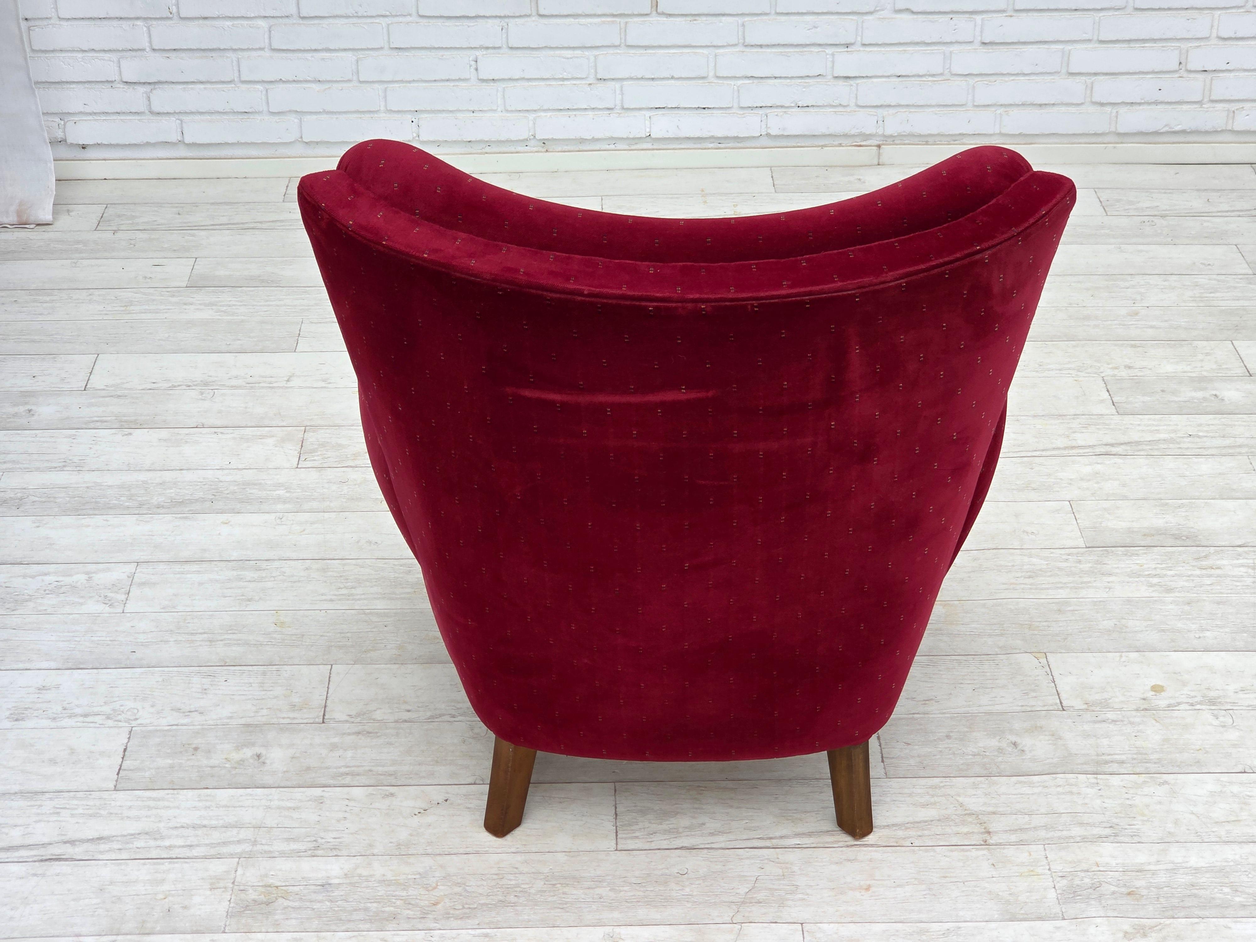 1960, poltrona danese, velluto per mobili rosso ciliegia, gambe in legno di faggio. in vendita 9