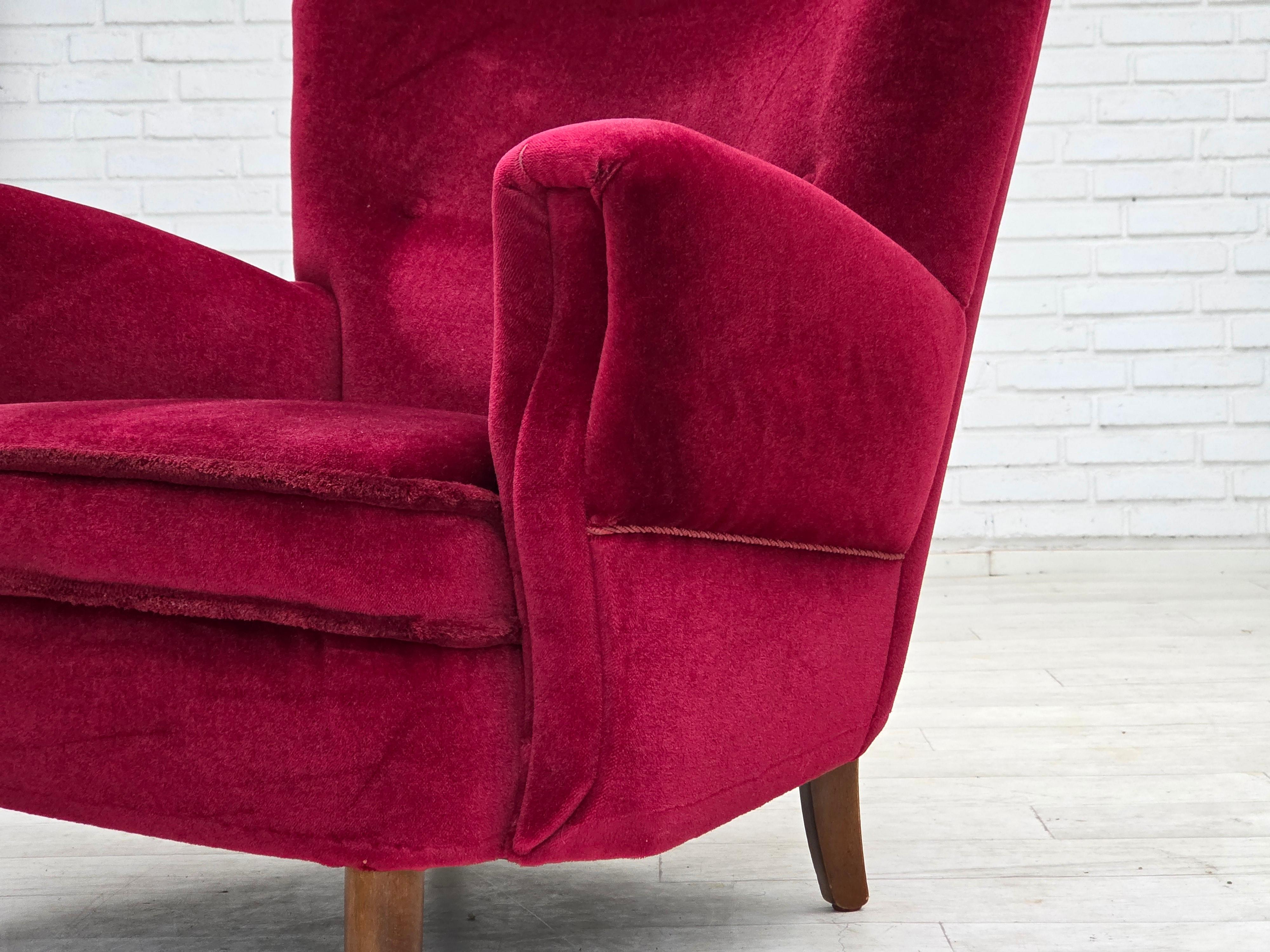 1960, poltrona danese, velluto per mobili rosso ciliegia, gambe in legno di faggio. in vendita 9