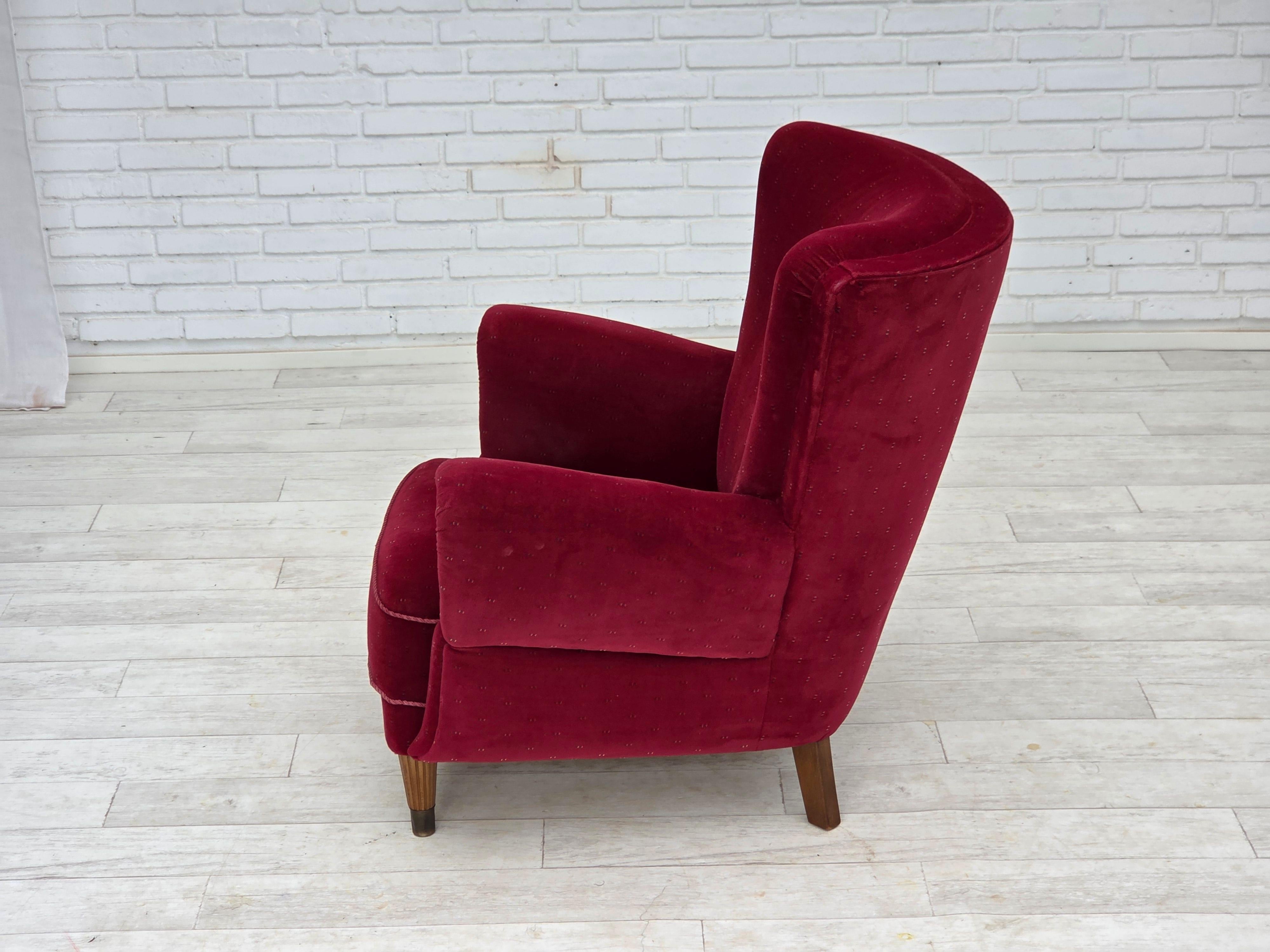1960, poltrona danese, velluto per mobili rosso ciliegia, gambe in legno di faggio. in vendita 10