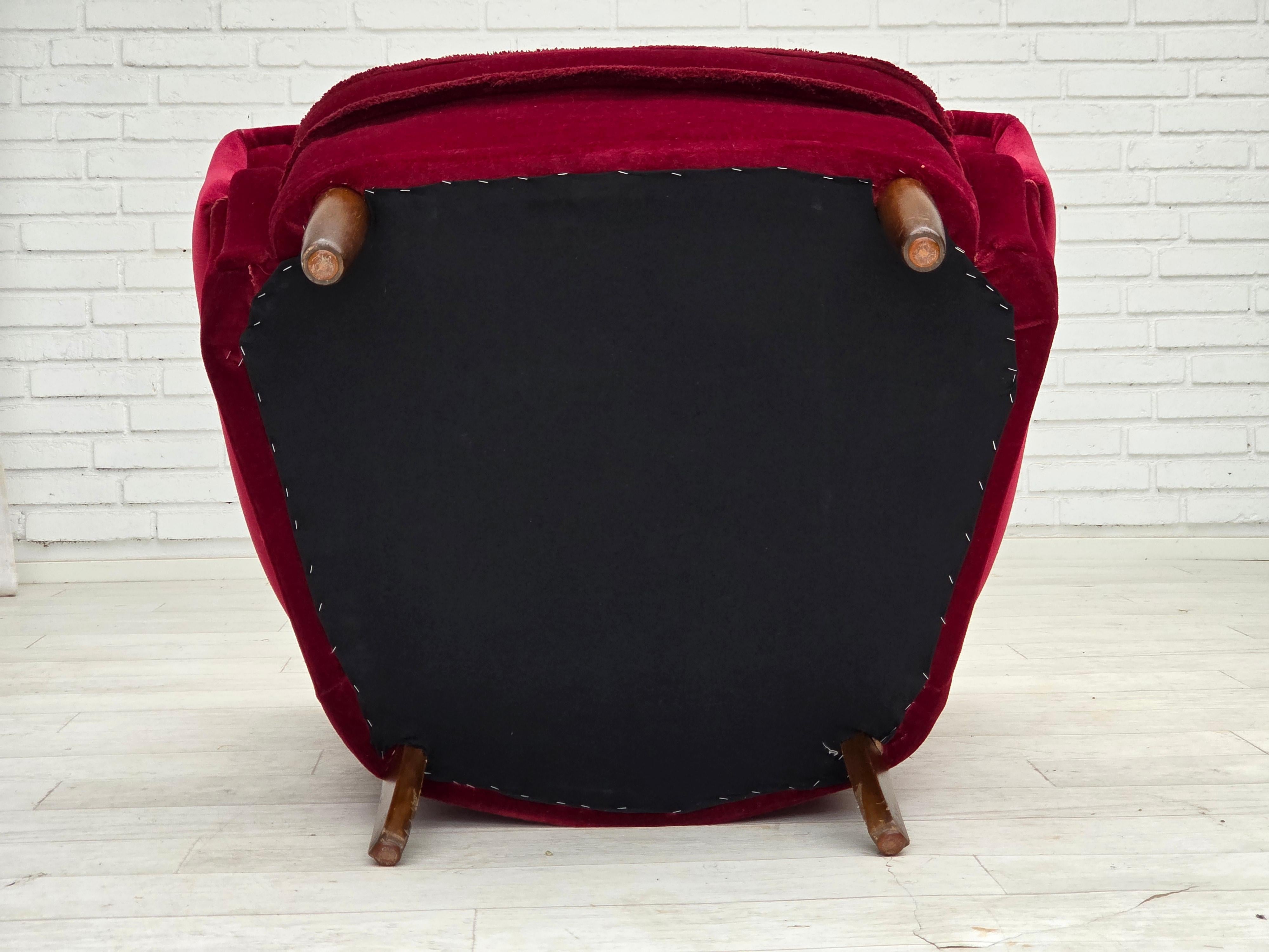 1960, poltrona danese, velluto per mobili rosso ciliegia, gambe in legno di faggio. in vendita 10