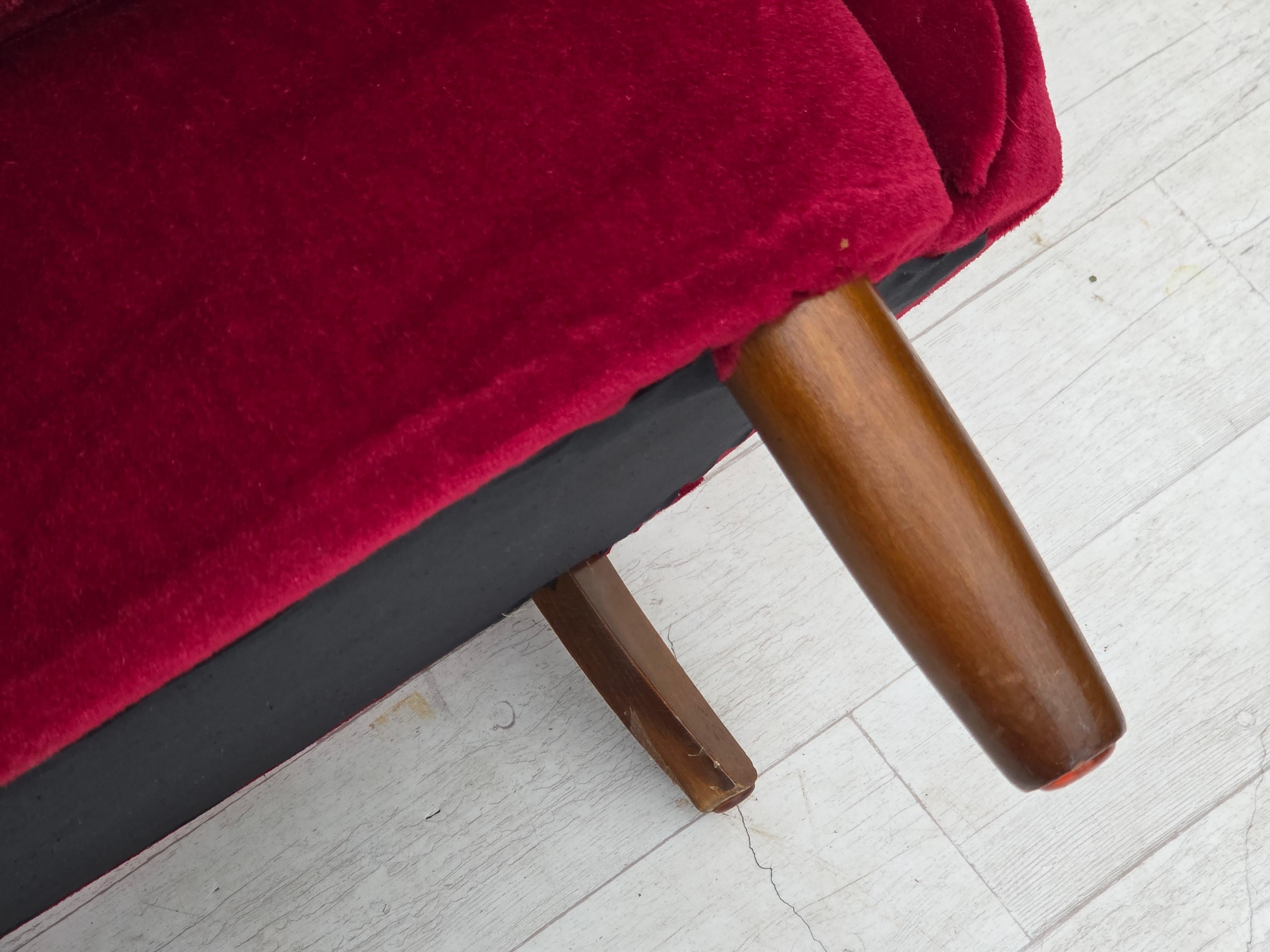 1960, poltrona danese, velluto per mobili rosso ciliegia, gambe in legno di faggio. in vendita 11
