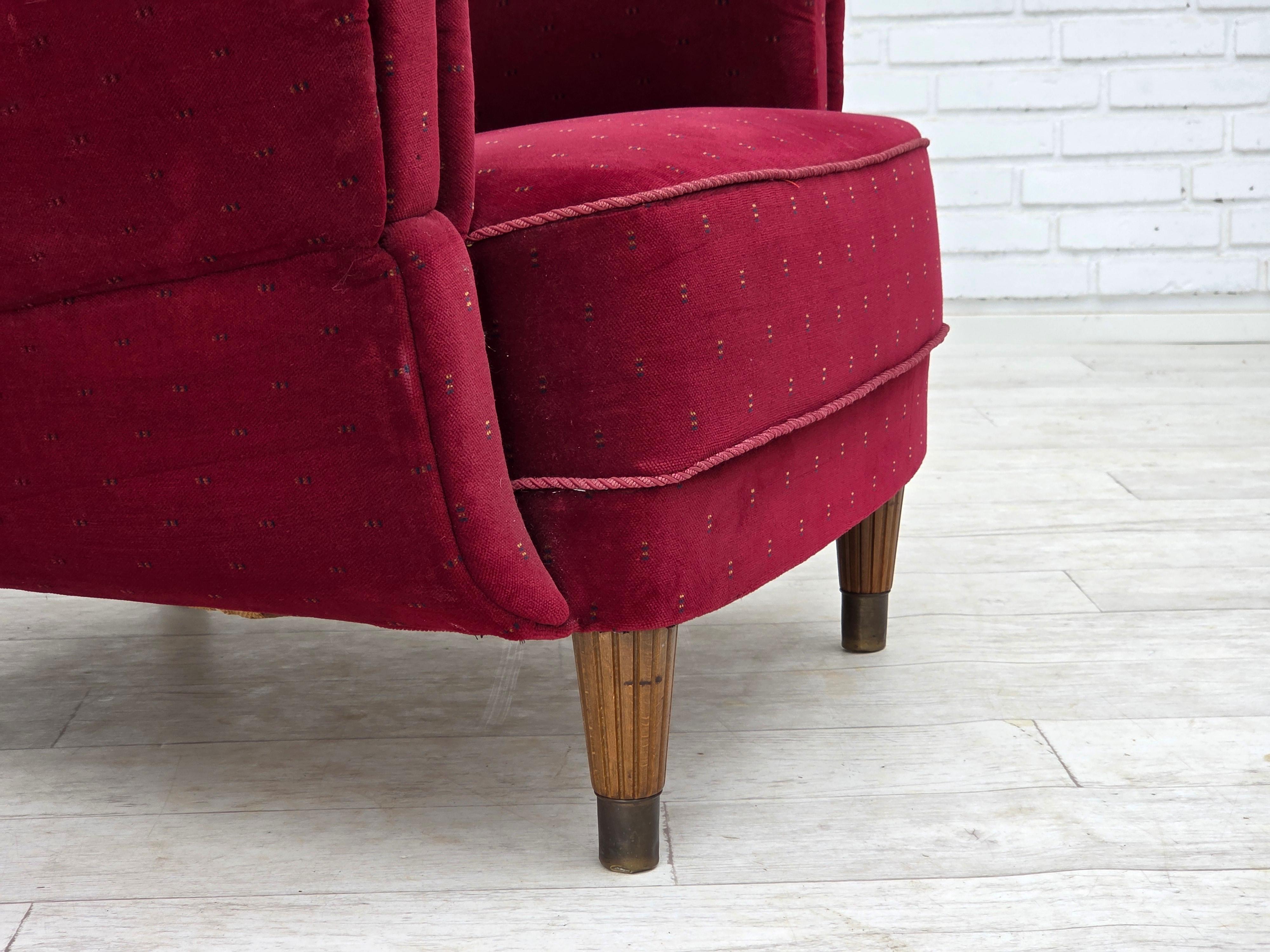 Scandinavo moderno 1960, poltrona danese, velluto per mobili rosso ciliegia, gambe in legno di faggio. in vendita