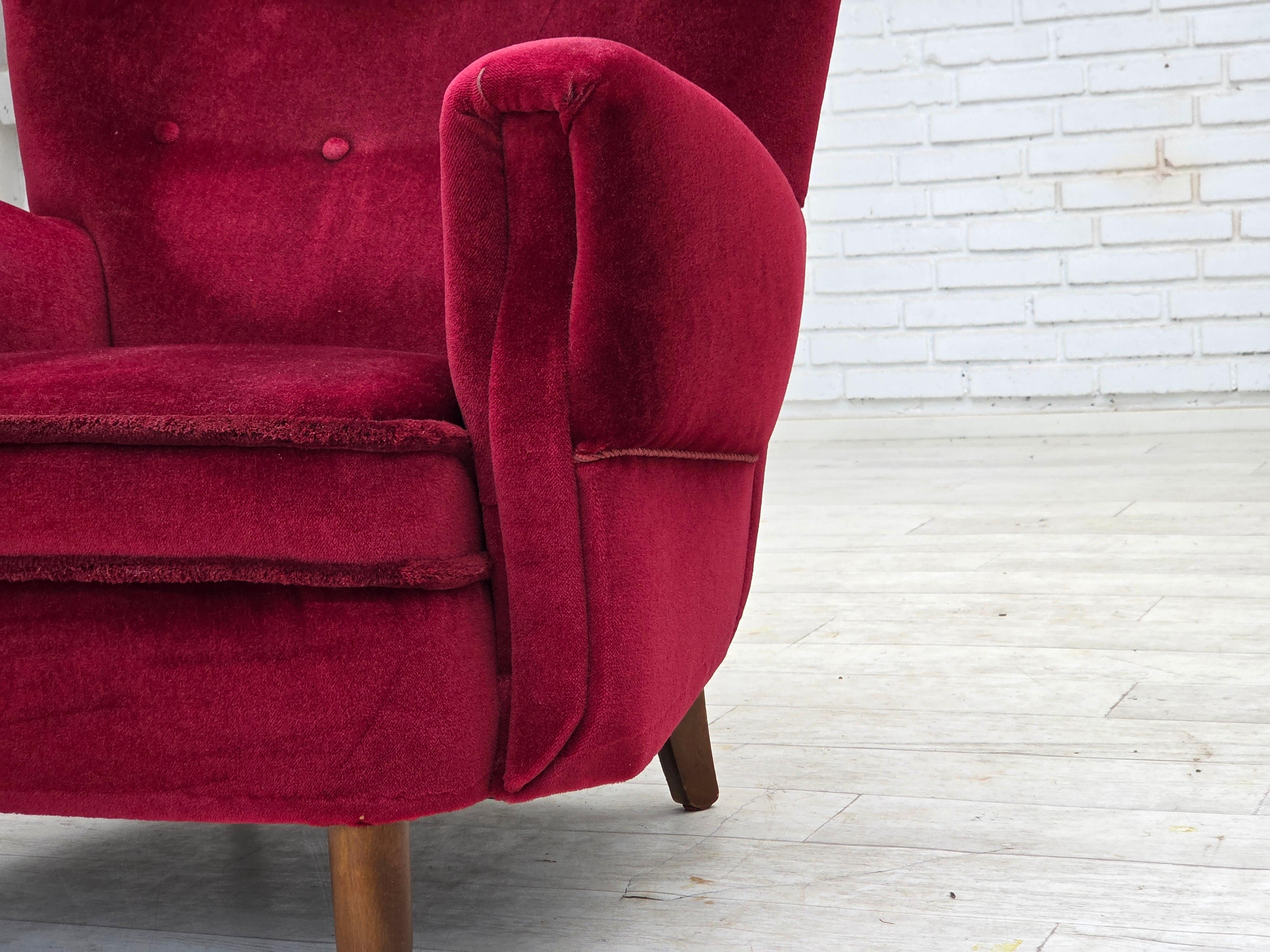 Scandinavo moderno 1960, poltrona danese, velluto per mobili rosso ciliegia, gambe in legno di faggio. in vendita