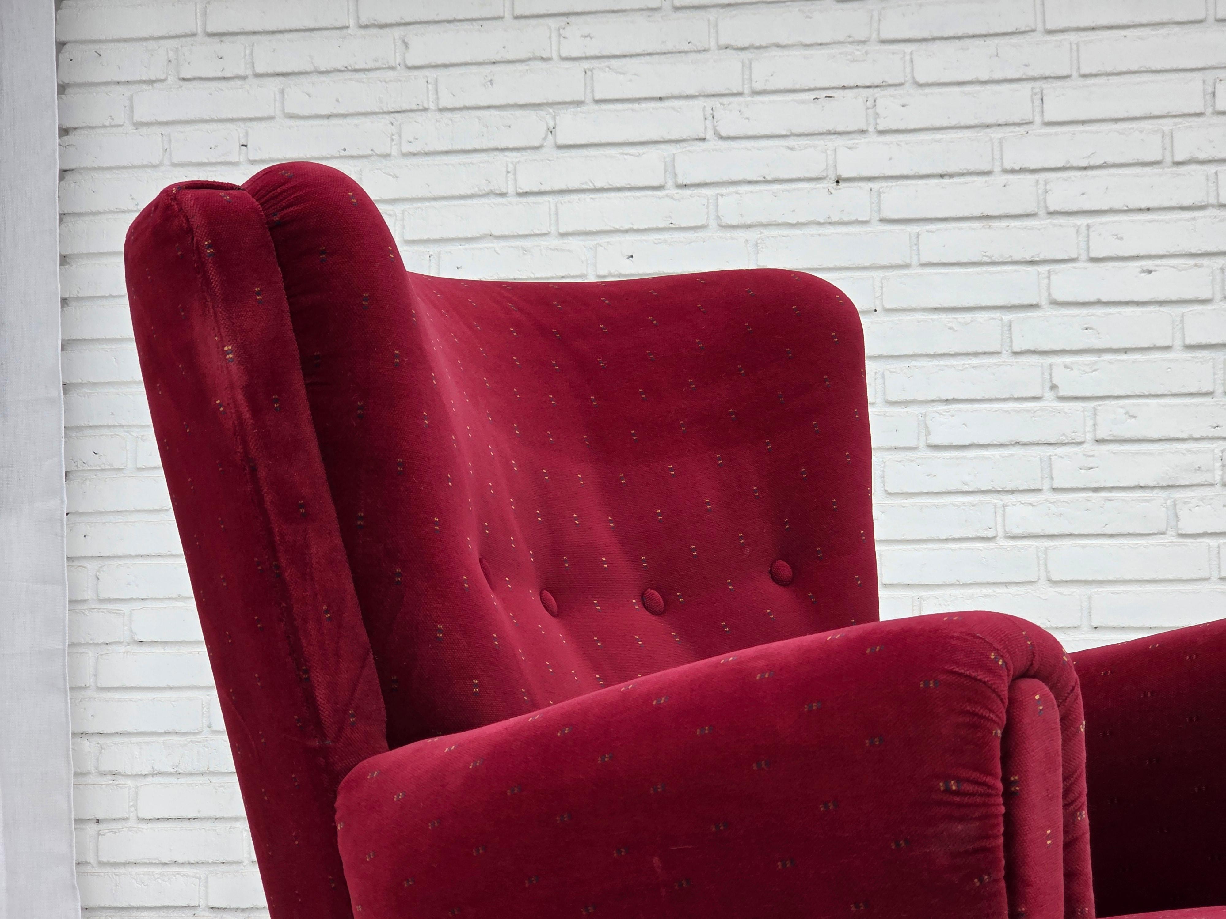 Danese 1960, poltrona danese, velluto per mobili rosso ciliegia, gambe in legno di faggio. in vendita