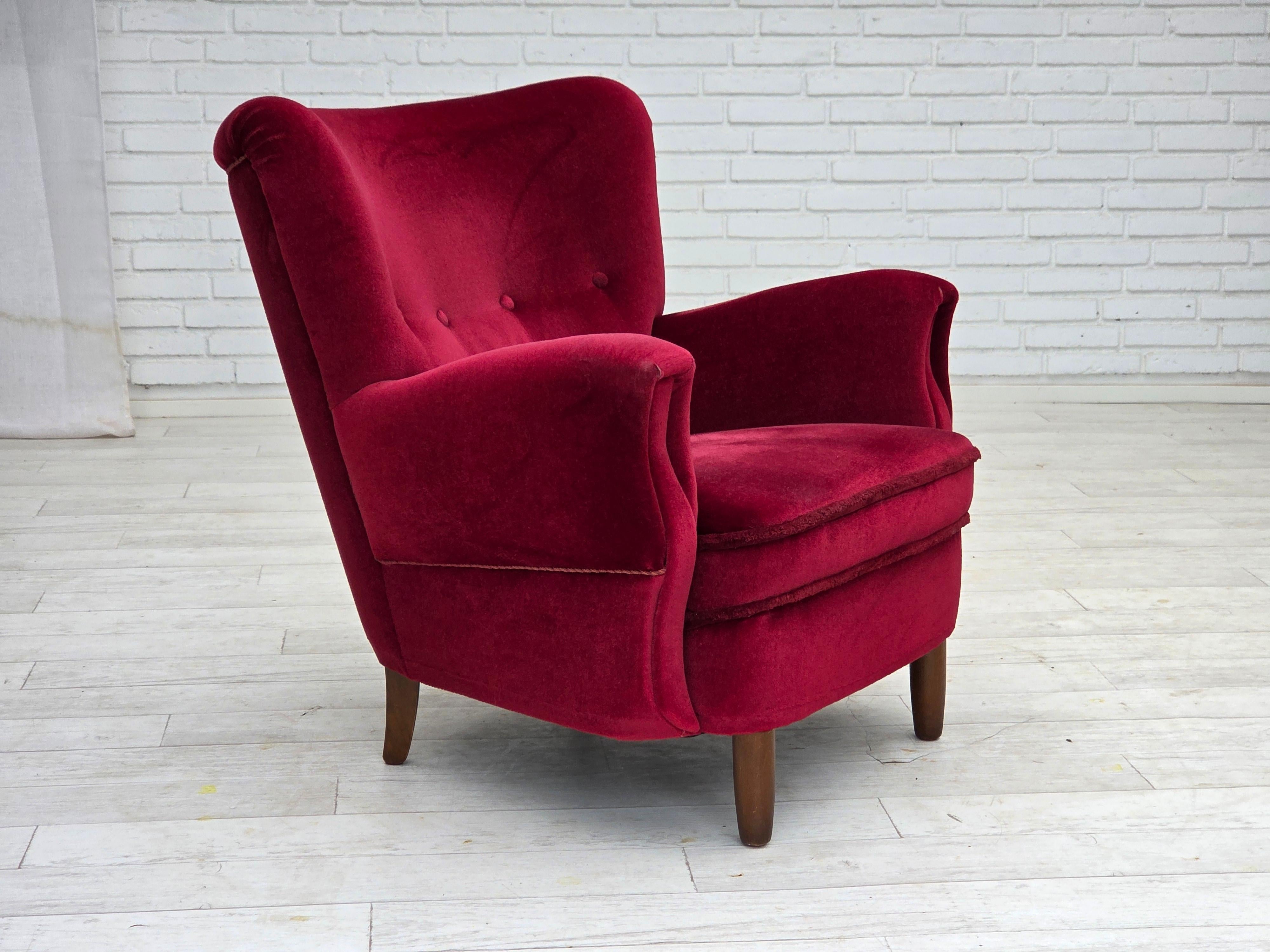 Danese 1960, poltrona danese, velluto per mobili rosso ciliegia, gambe in legno di faggio. in vendita