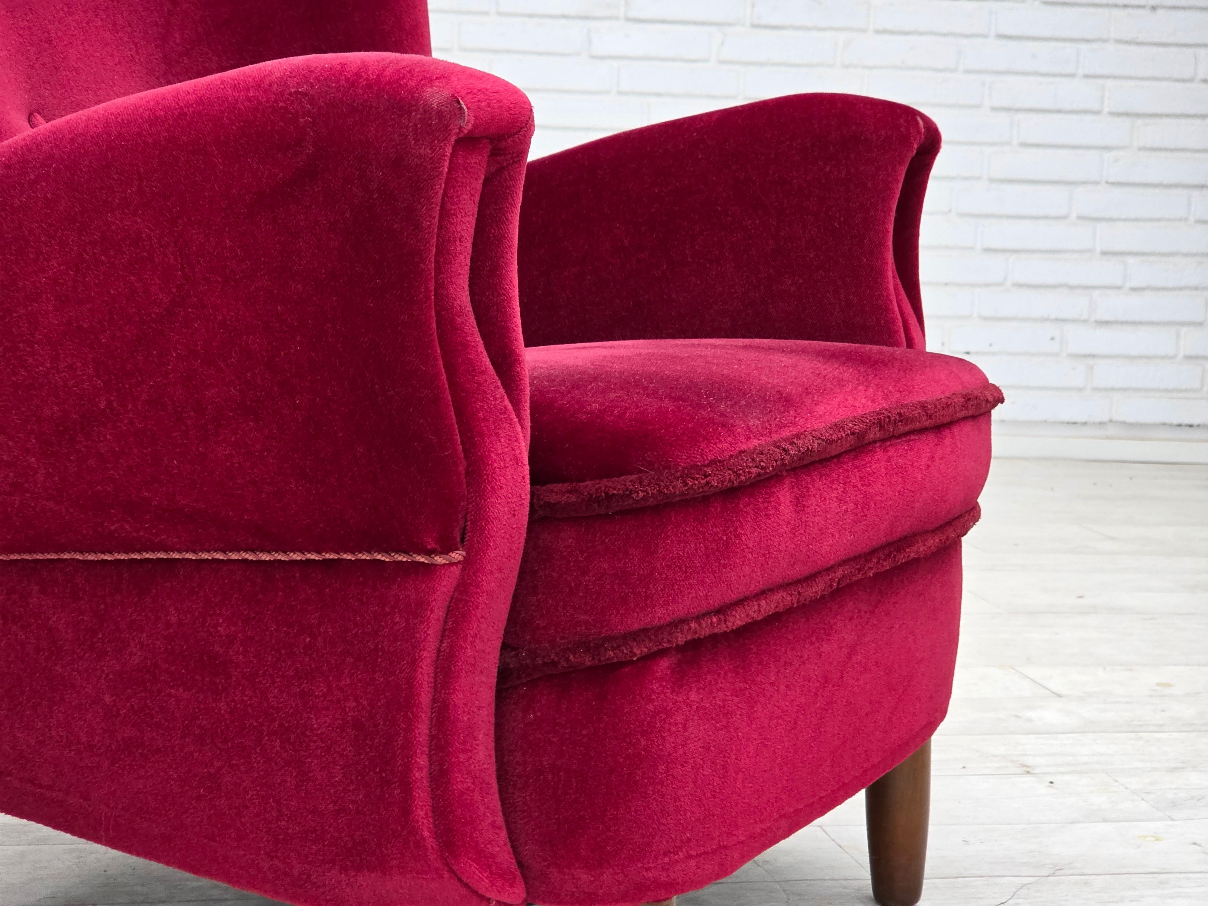 1960, poltrona danese, velluto per mobili rosso ciliegia, gambe in legno di faggio. In condizioni buone in vendita a Tarm, 82