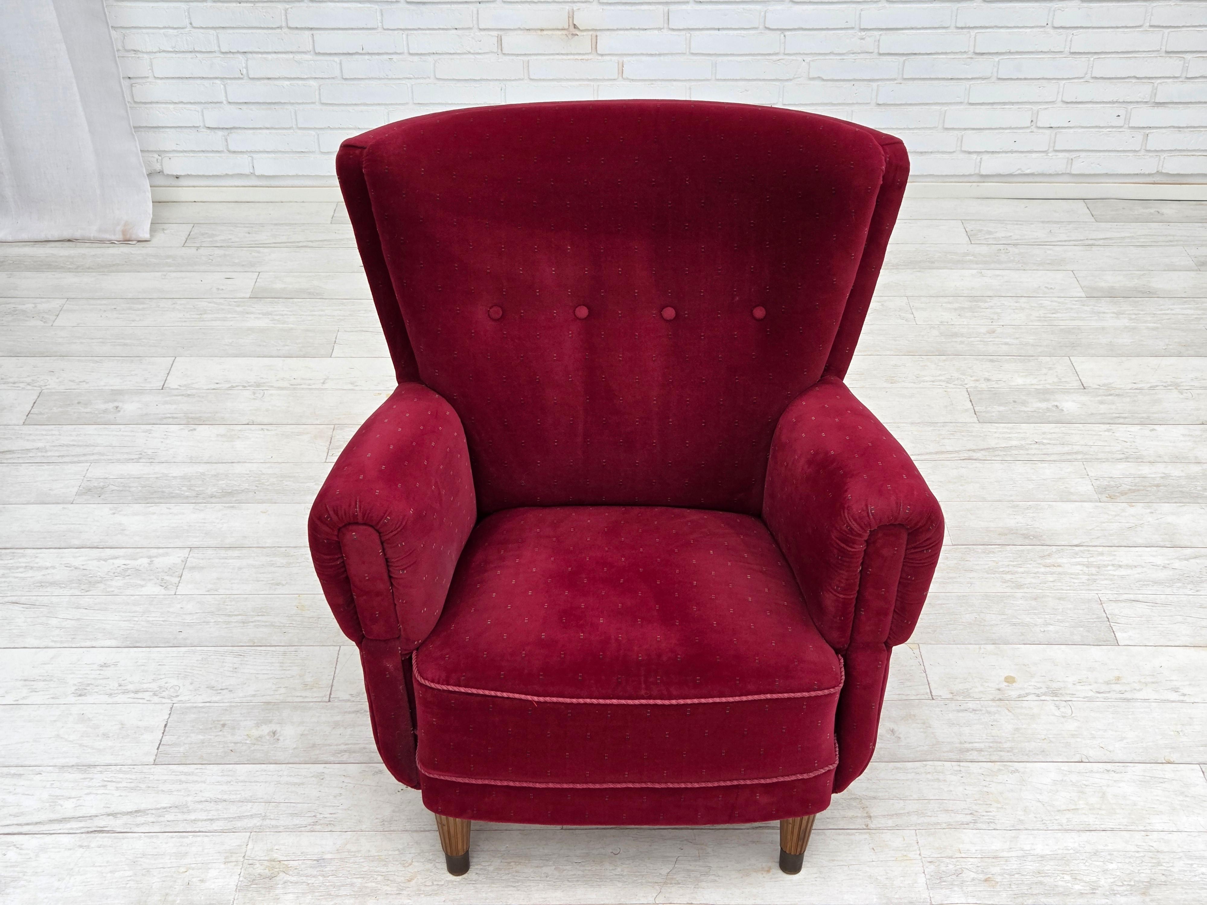 Metà XX secolo 1960, poltrona danese, velluto per mobili rosso ciliegia, gambe in legno di faggio. in vendita