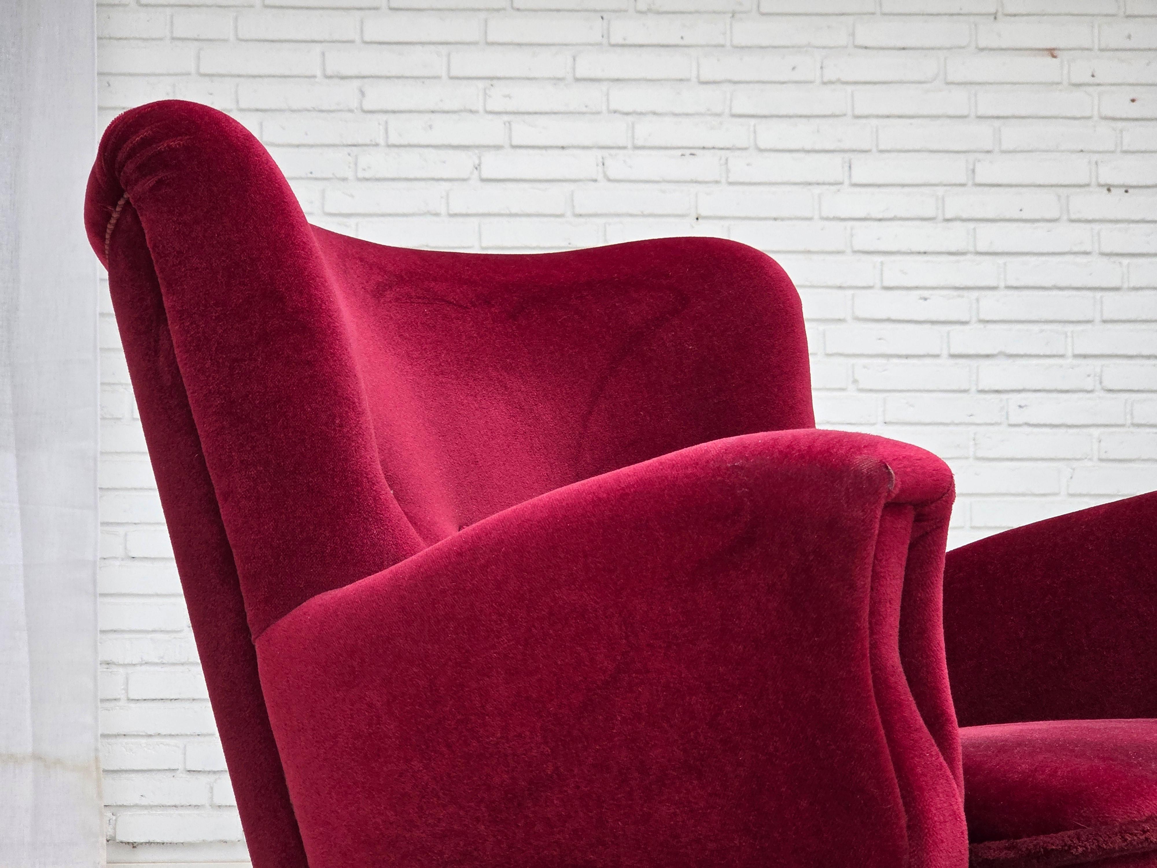 Metà XX secolo 1960, poltrona danese, velluto per mobili rosso ciliegia, gambe in legno di faggio. in vendita