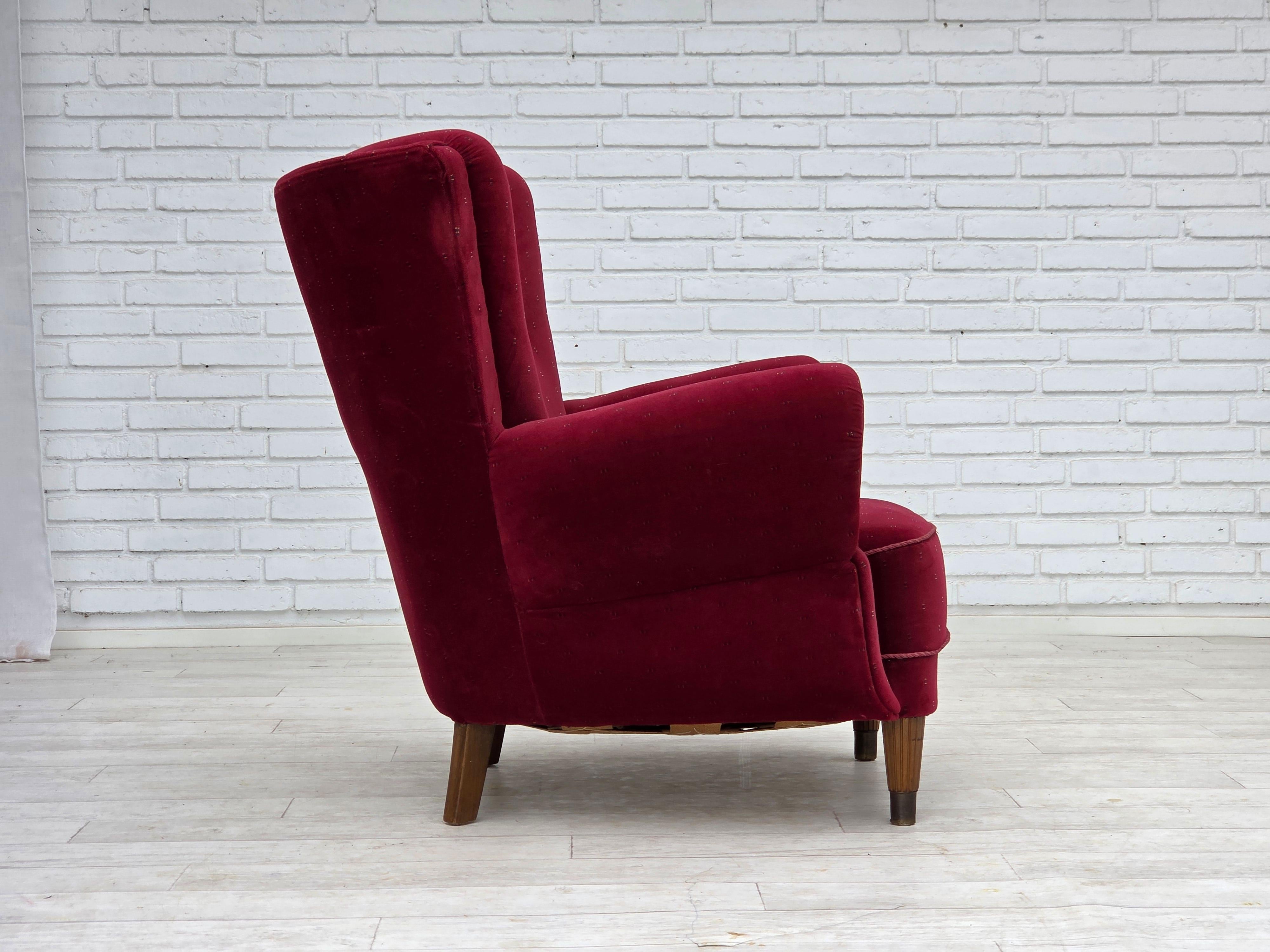Velluto 1960, poltrona danese, velluto per mobili rosso ciliegia, gambe in legno di faggio. in vendita