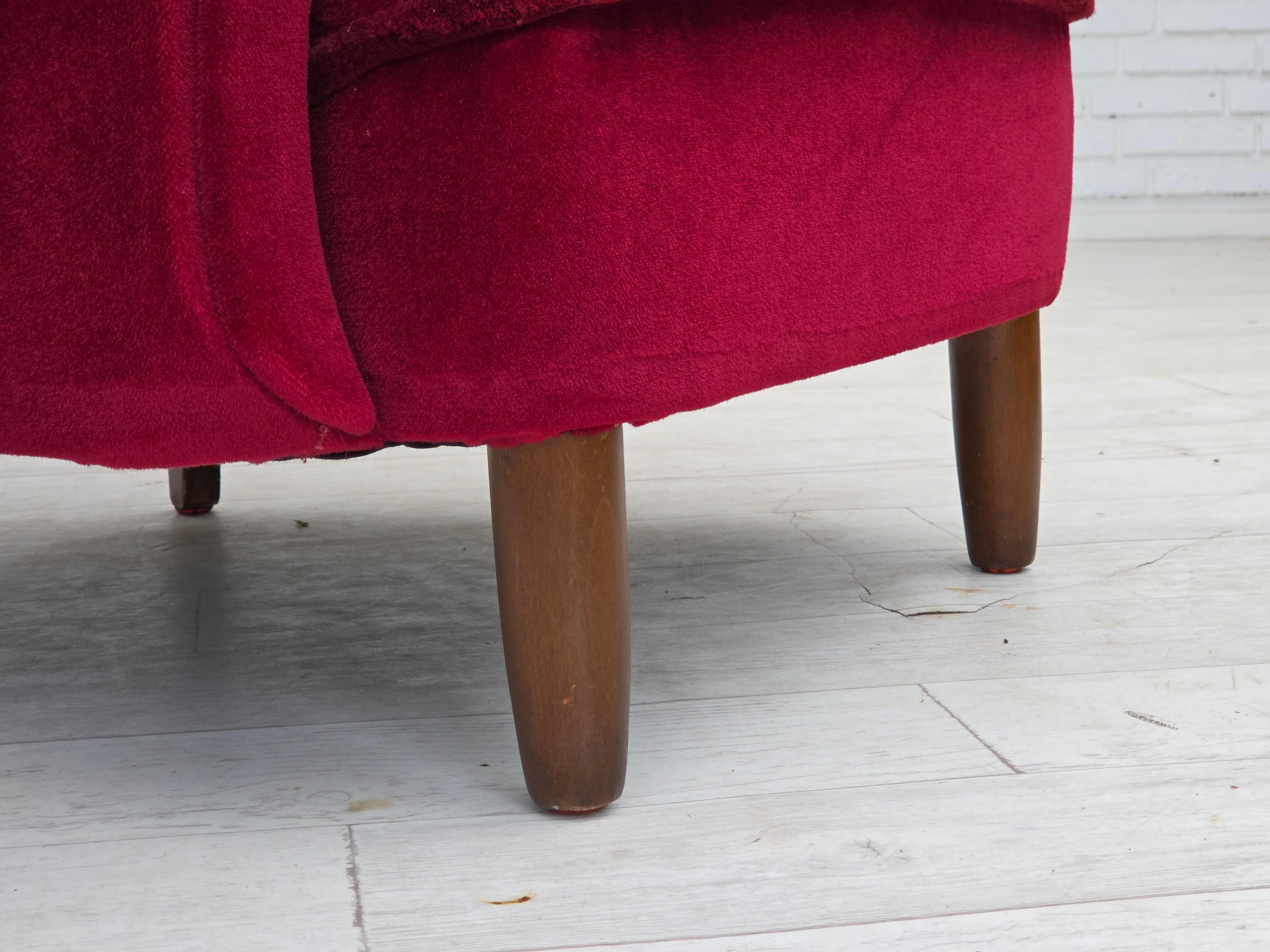 Velluto 1960, poltrona danese, velluto per mobili rosso ciliegia, gambe in legno di faggio. in vendita