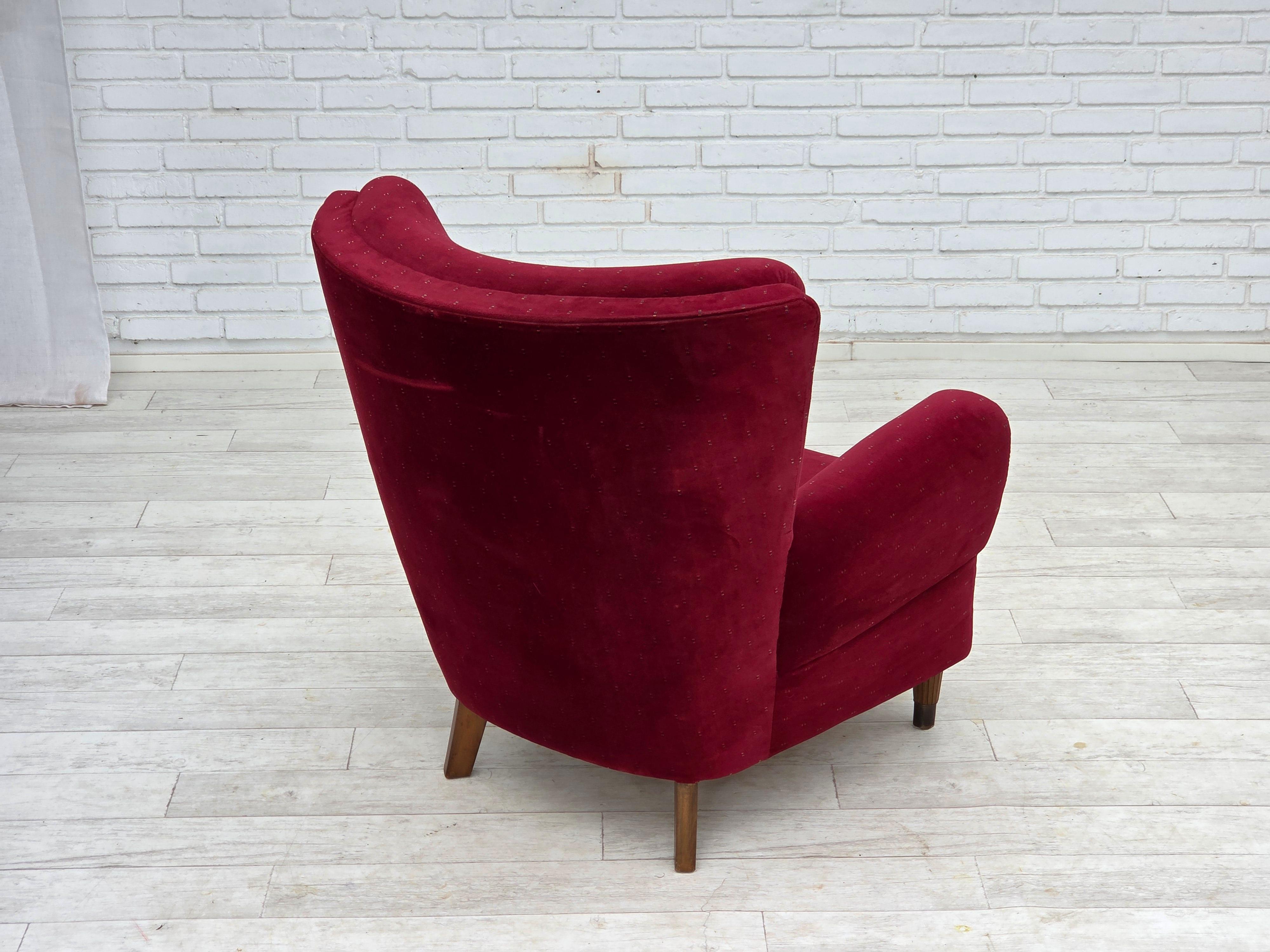 1960, poltrona danese, velluto per mobili rosso ciliegia, gambe in legno di faggio. in vendita 1