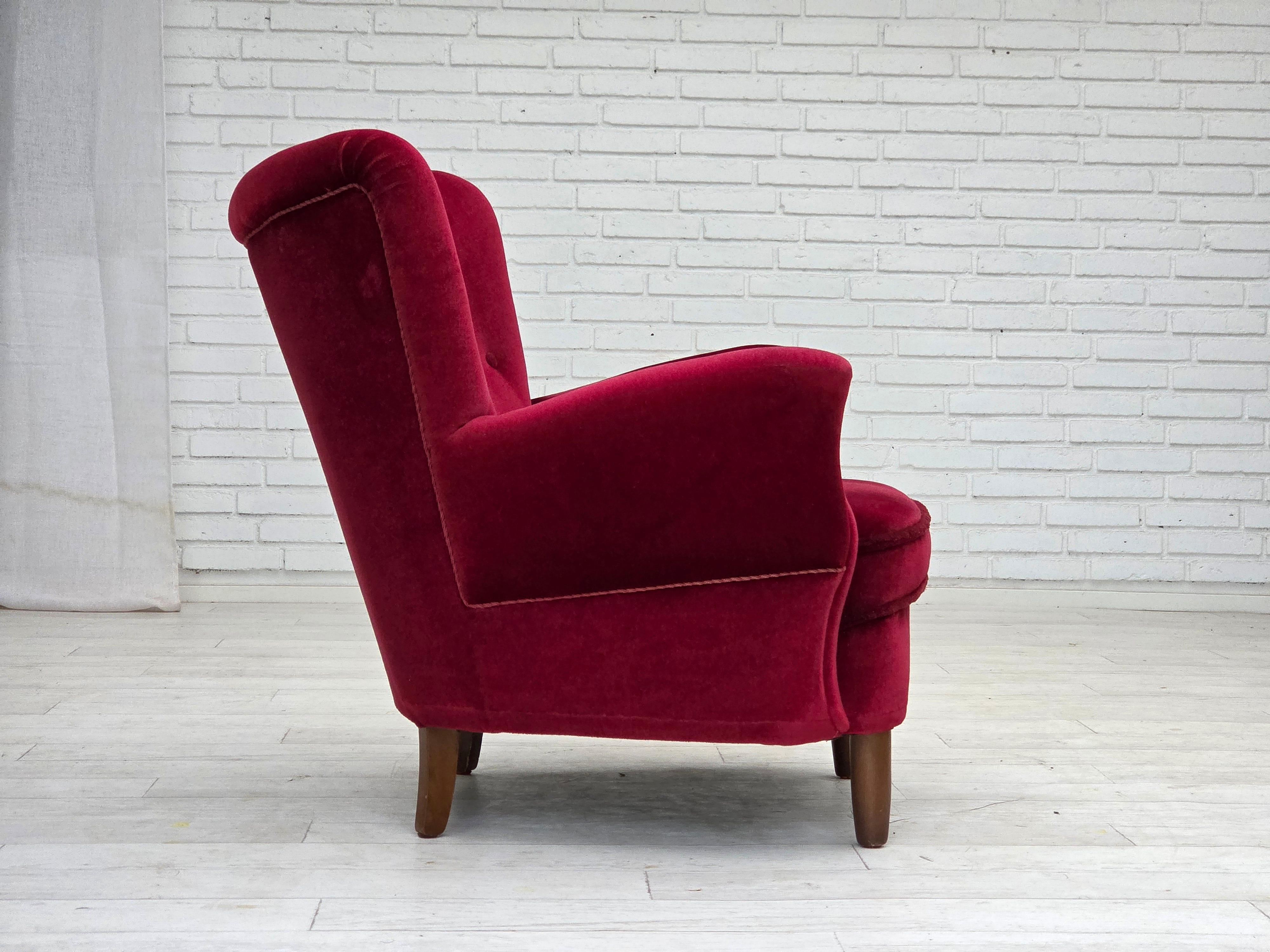 1960, poltrona danese, velluto per mobili rosso ciliegia, gambe in legno di faggio. in vendita 1