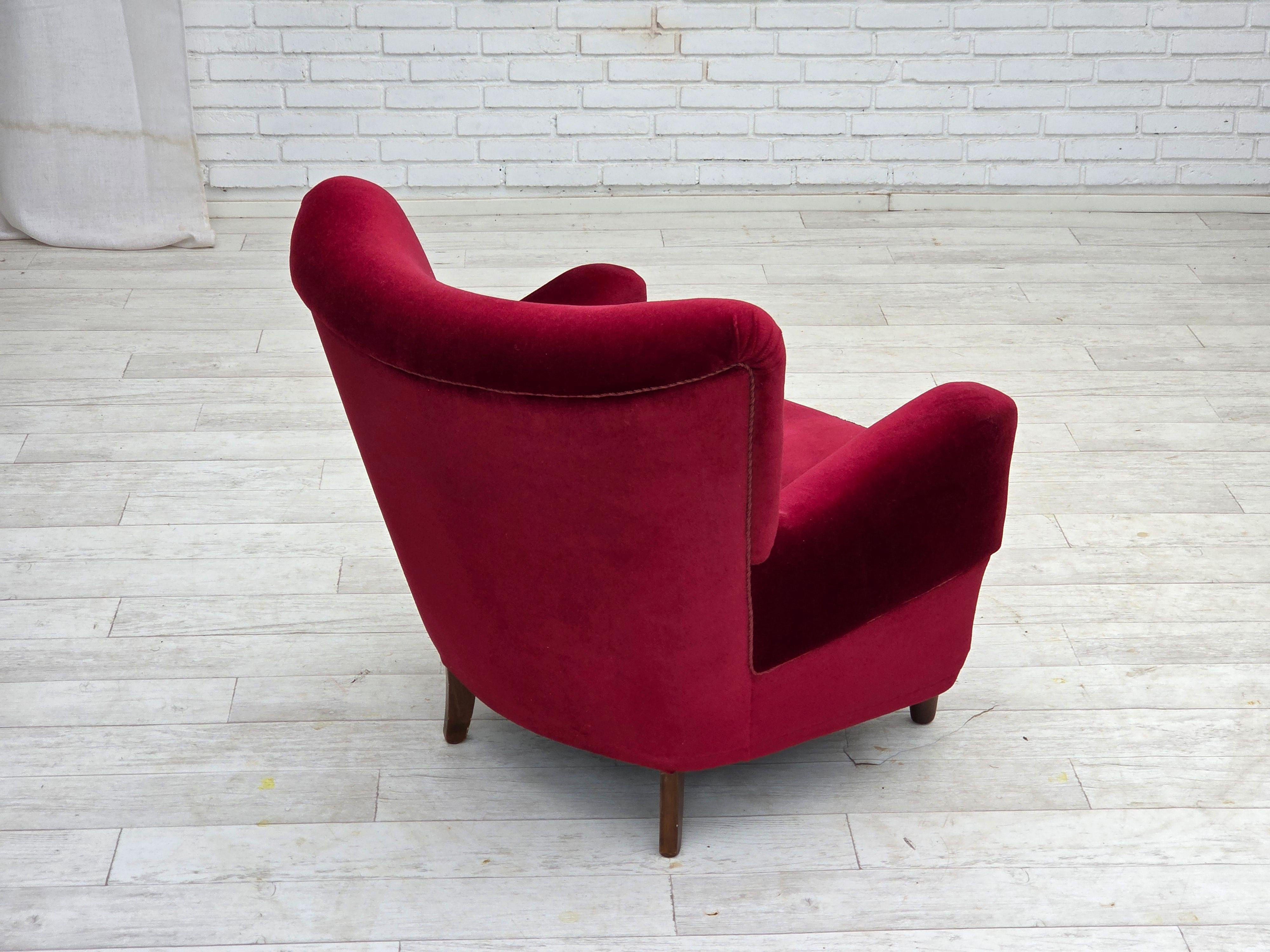 1960, poltrona danese, velluto per mobili rosso ciliegia, gambe in legno di faggio. in vendita 2
