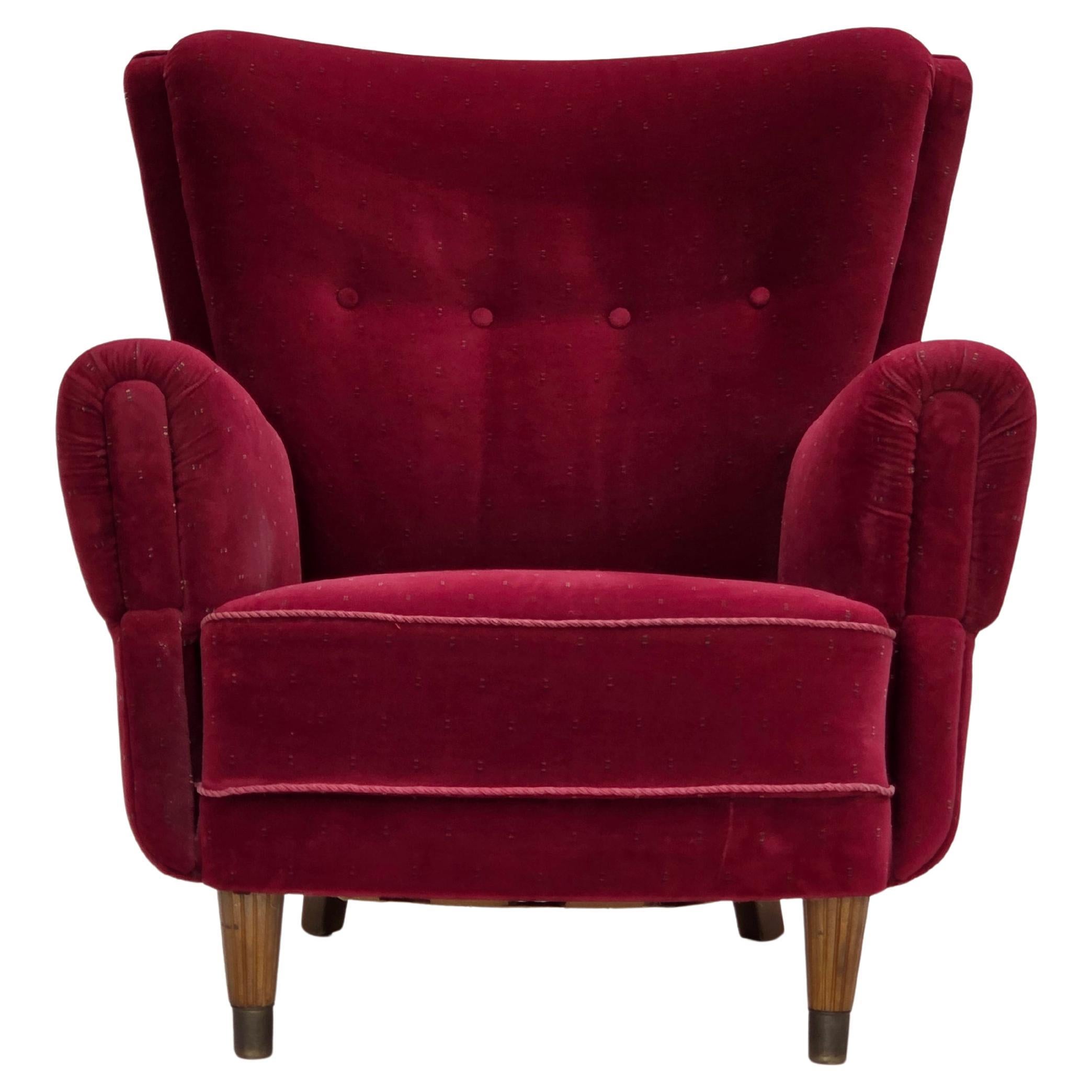 1960s, fauteuil Wood, velours d'ameublement rouge cerise, pieds en hêtre.