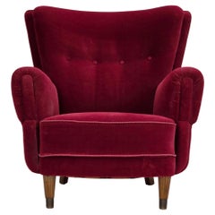 1960s, fauteuil Wood, velours d'ameublement rouge cerise, pieds en hêtre.
