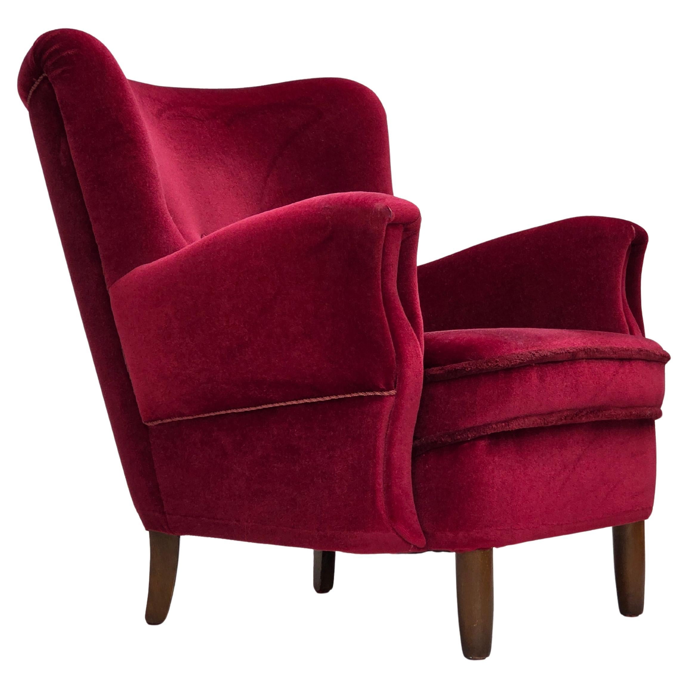 1960er Jahre, dänischer Sessel, kirschroter Möbelvelours, Beine aus Buchenholz.