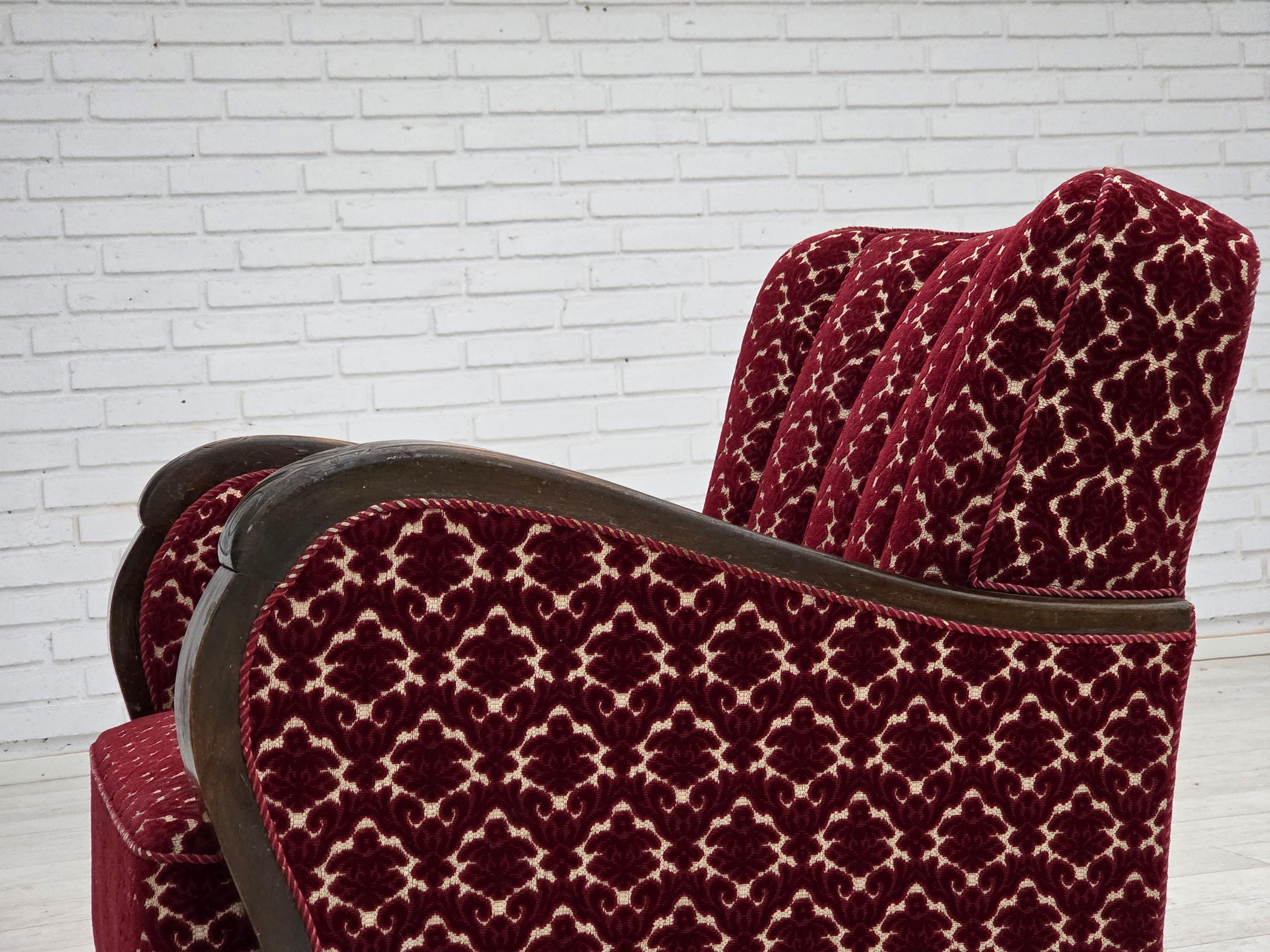 1960er Jahre, dänischer Sessel, kirschroter Möbelvelours, Eichenholz. im Angebot 8