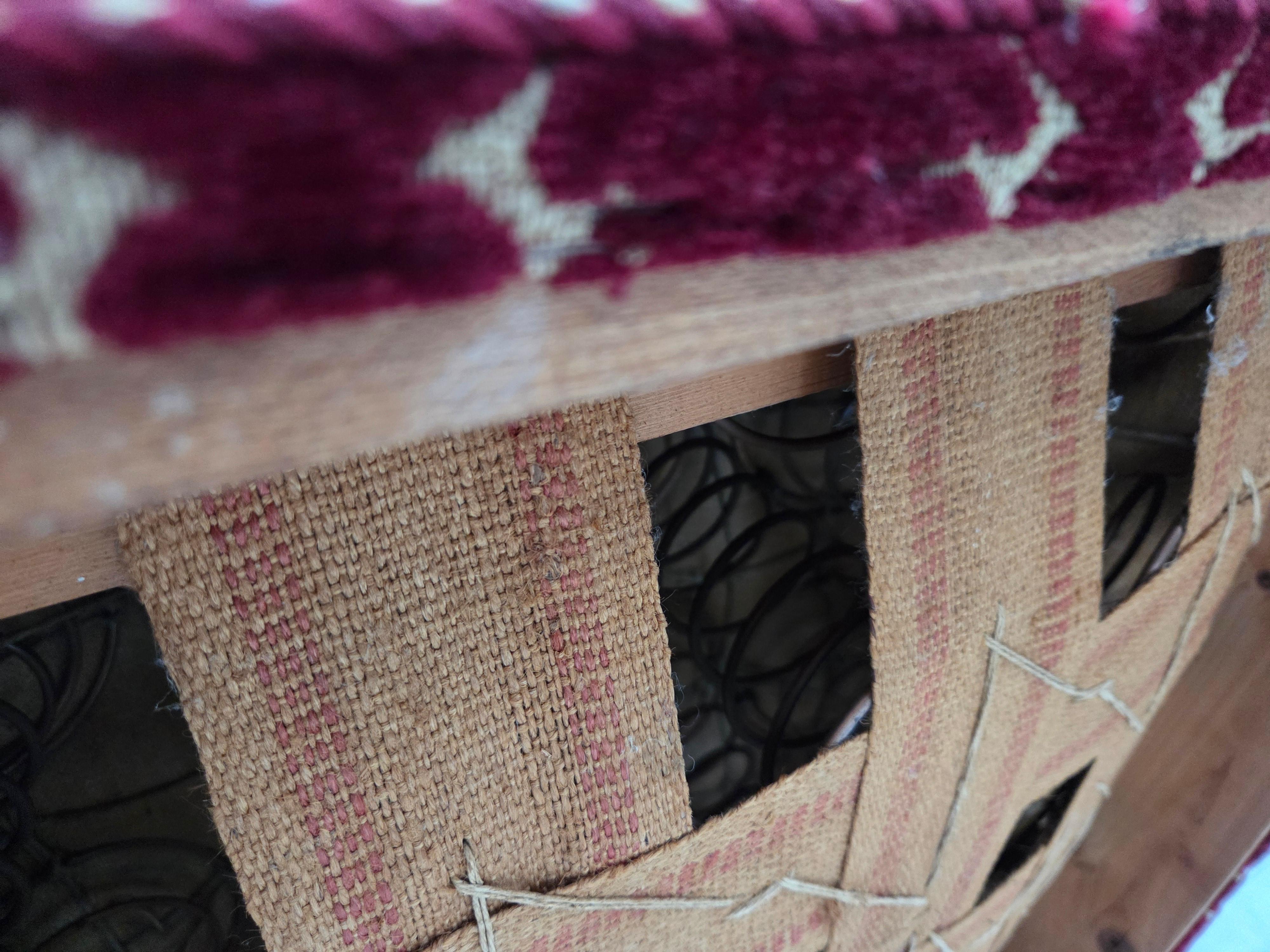 1960er Jahre, dänischer Sessel, kirschroter Möbelvelours, Eichenholz. im Angebot 11