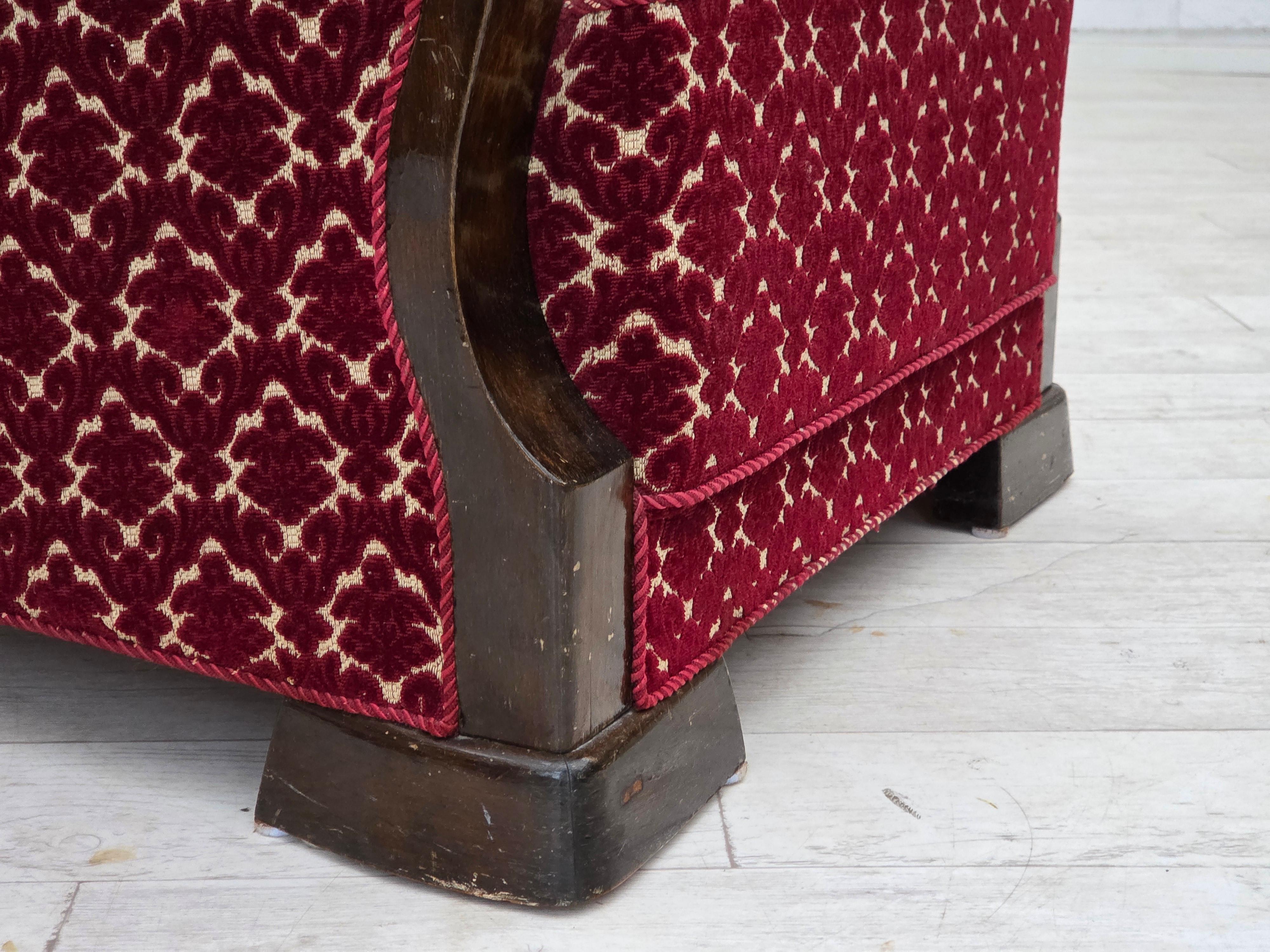 1960er Jahre, dänischer Sessel, kirschroter Möbelvelours, Eichenholz. (Dänisch) im Angebot