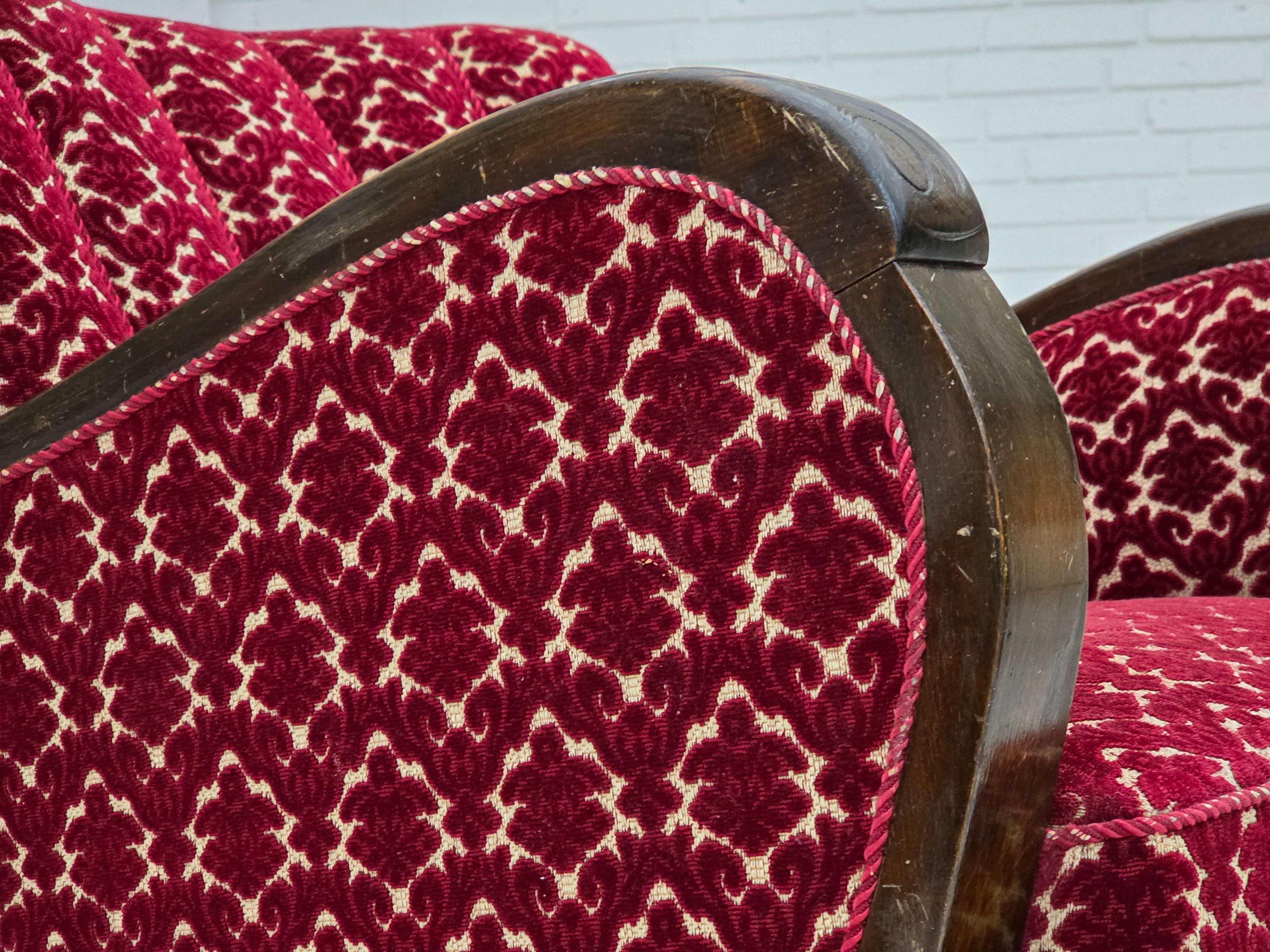 1960er Jahre, dänischer Sessel, kirschroter Möbelvelours, Eichenholz. im Angebot 2