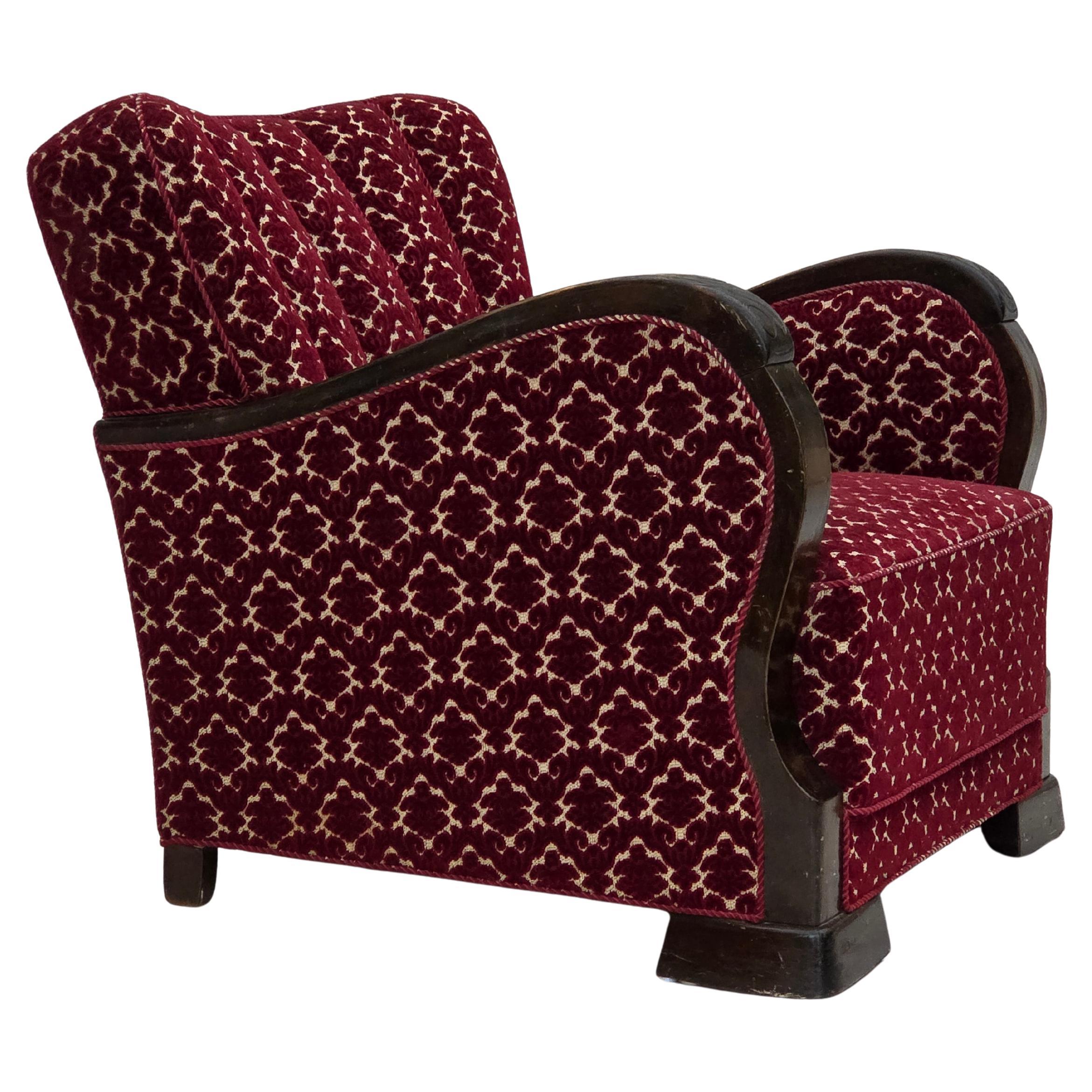 1960er Jahre, dänischer Sessel, kirschroter Möbelvelours, Eichenholz. im Angebot