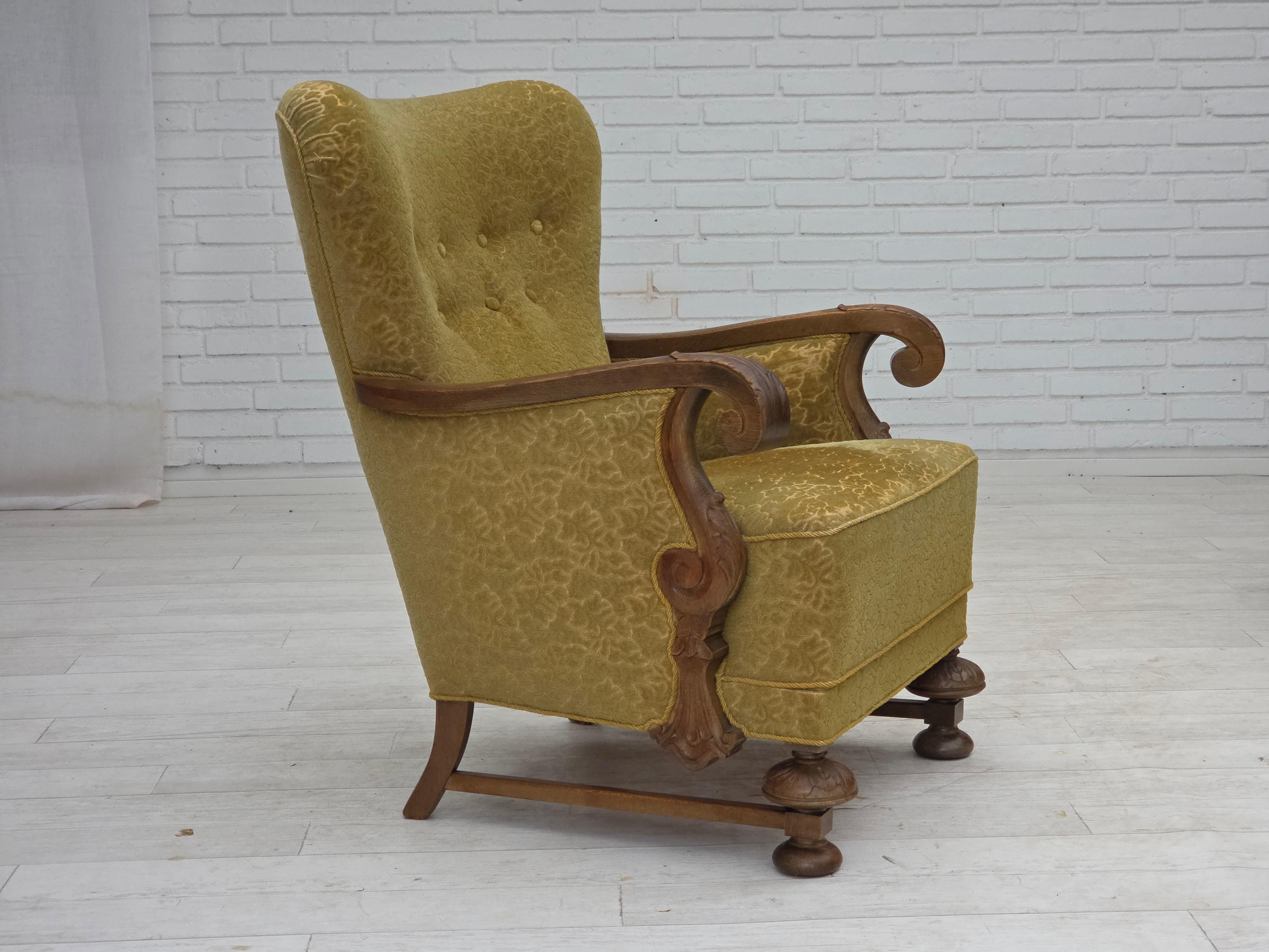 1960, Poltrona danese. Tessuto originale in cotone/lana di colore verde, legno massiccio di quercia, molle nella seduta. Prodotto da un produttore di mobili danese intorno agli anni 1955-60. Condizioni originali buone: nessun odore, nessuna macchia