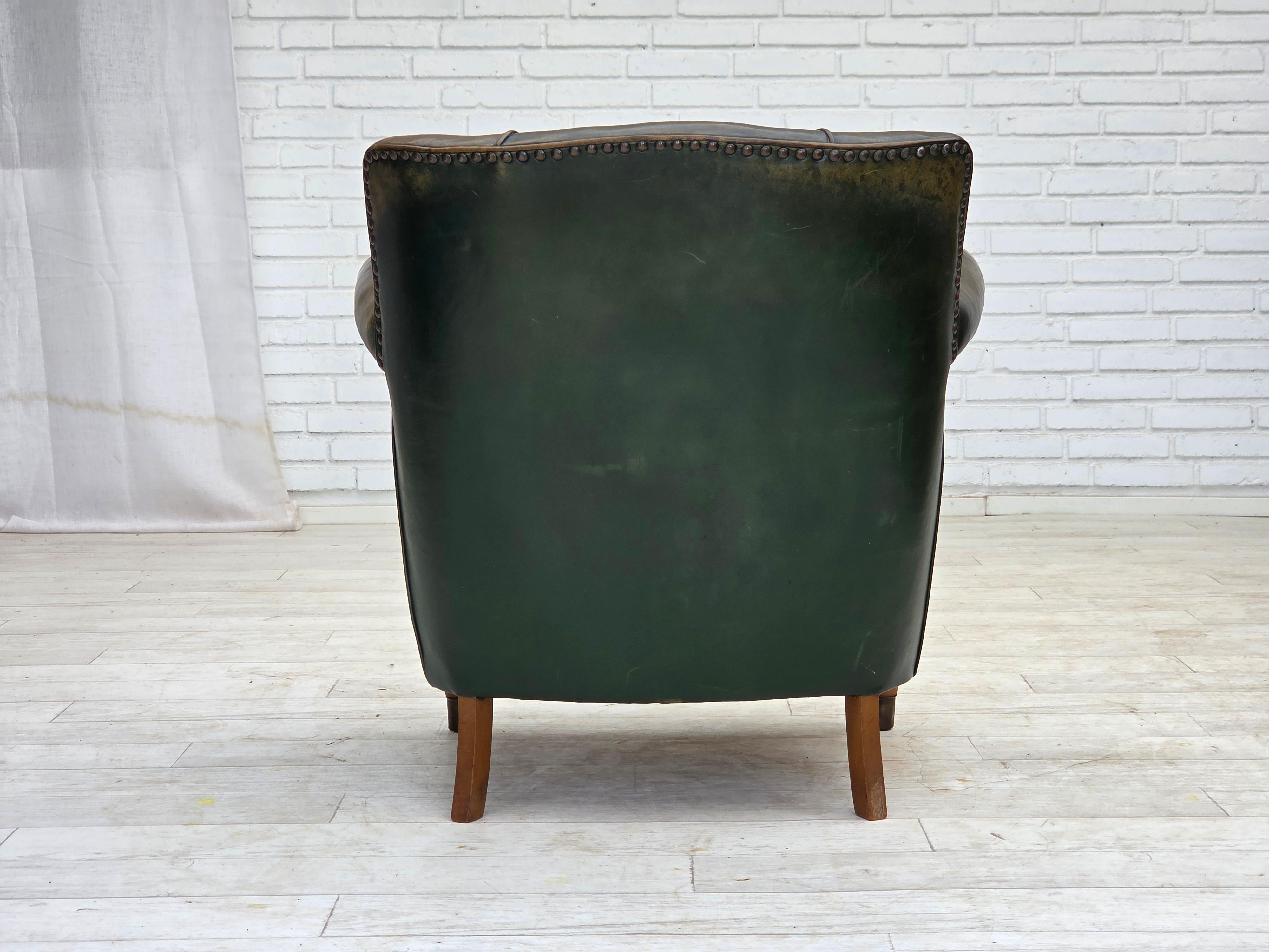 Milieu du XXe siècle 1960s, fauteuil danois, meuble en cuir patiné, meuble en velours. en vente