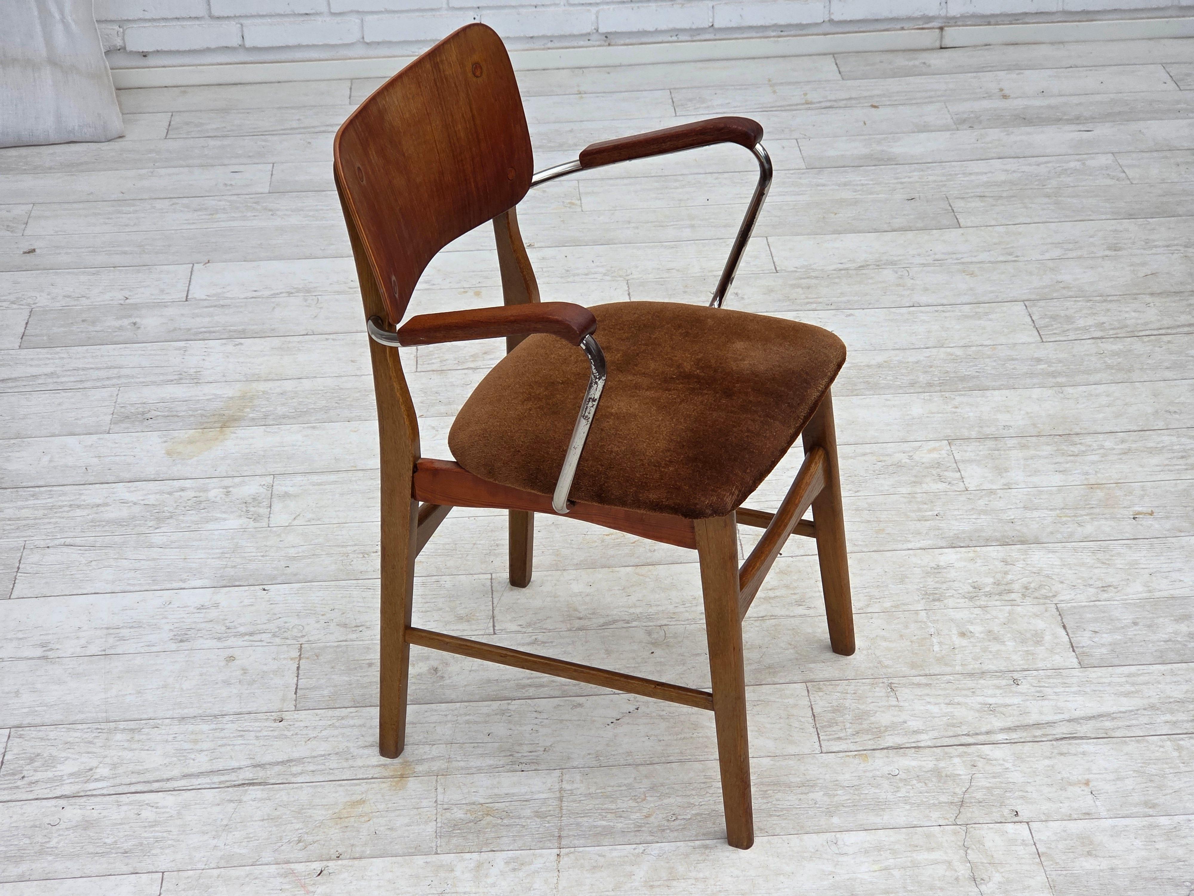 1960, Poltrona danese. Velluto marrone per mobili, braccioli in legno di teak, gambe in legno di Oak, braccioli in acciaio cromato. Condizioni originali buone: nessun odore, nessuna macchia e struttura stabile. Leggera usura dei braccioli in acciaio