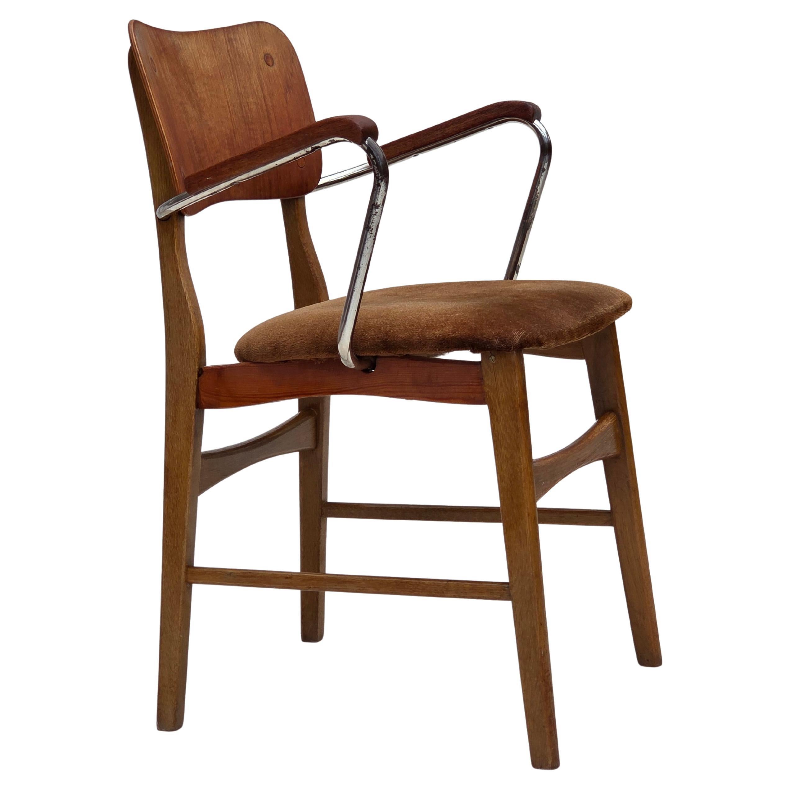 Anni
60, poltrona Wood, arredamento in velluto, braccioli in legno di teak, acciaio cromato.