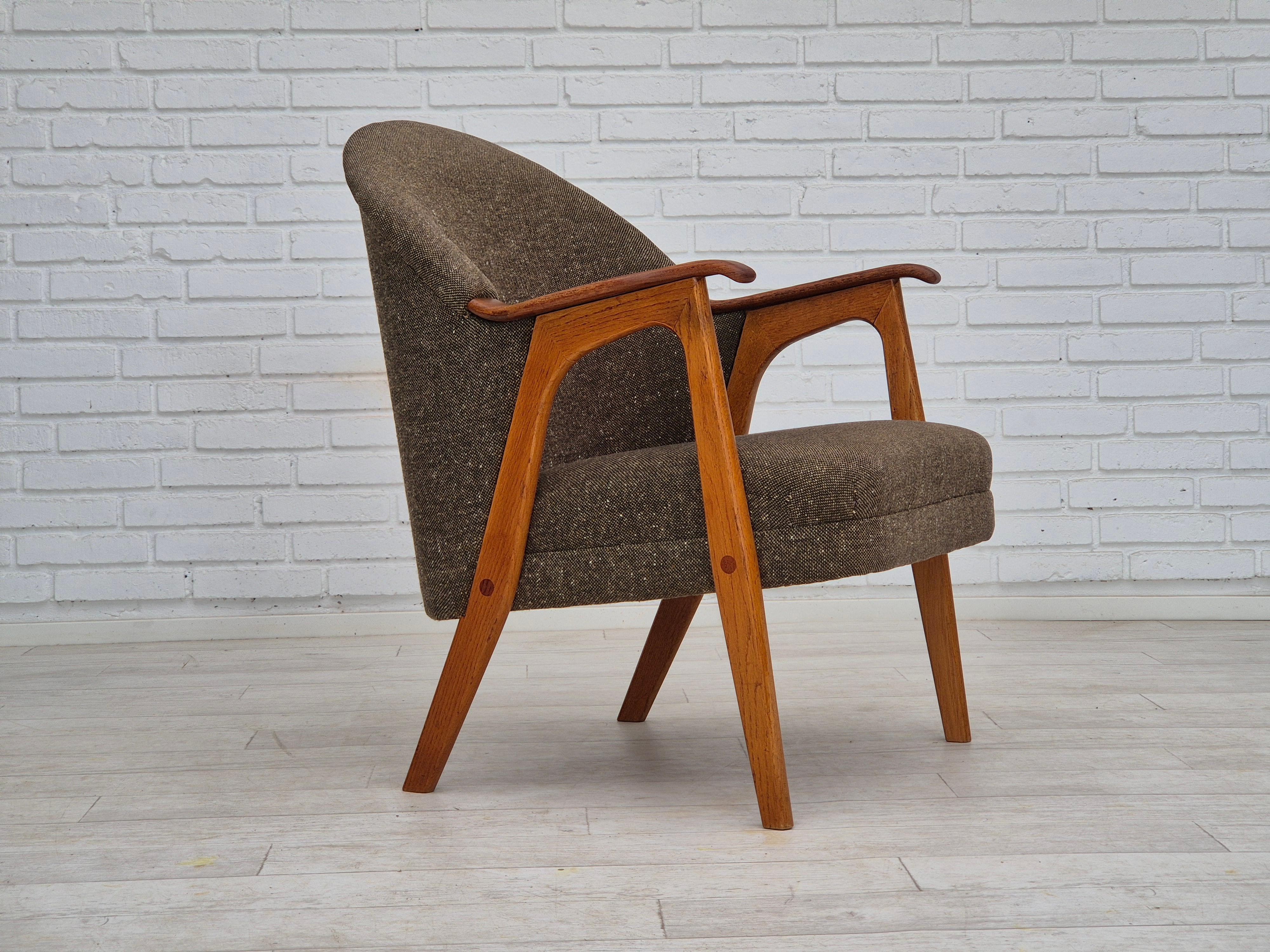 Fauteuil danois des années 1960 en tissu de laine/coton de qualité. La chaise a été retapissée il y a environ 15 ans par un artisan. Très bon état : pas d'odeurs, pas de taches, construction stable. Accoudoirs en teck, pieds en chêne. Fabriqué par