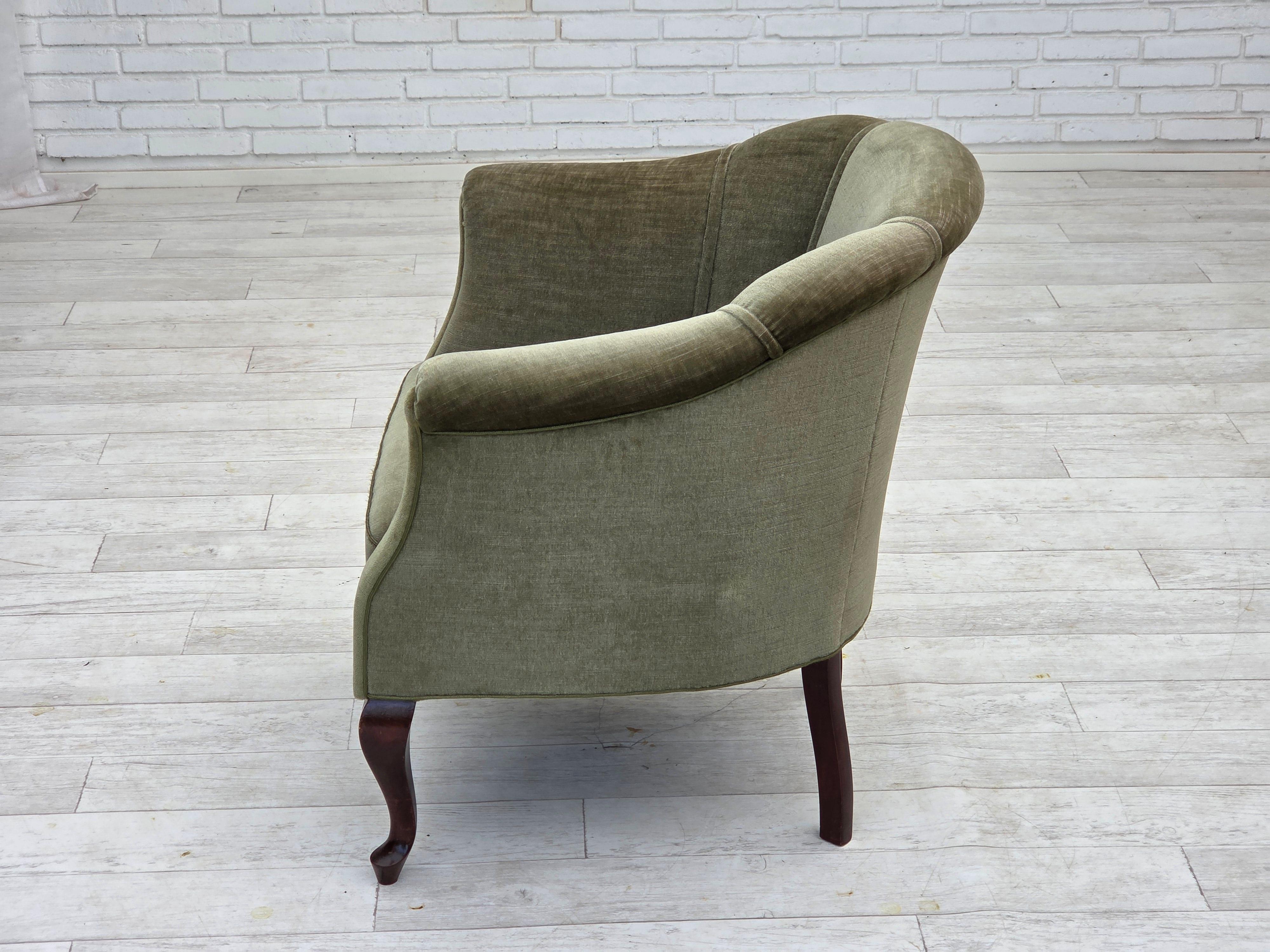 Poltrona danese degli anni '1960, velluto verde da arredamento, gambe in legno di faggio. in vendita 3