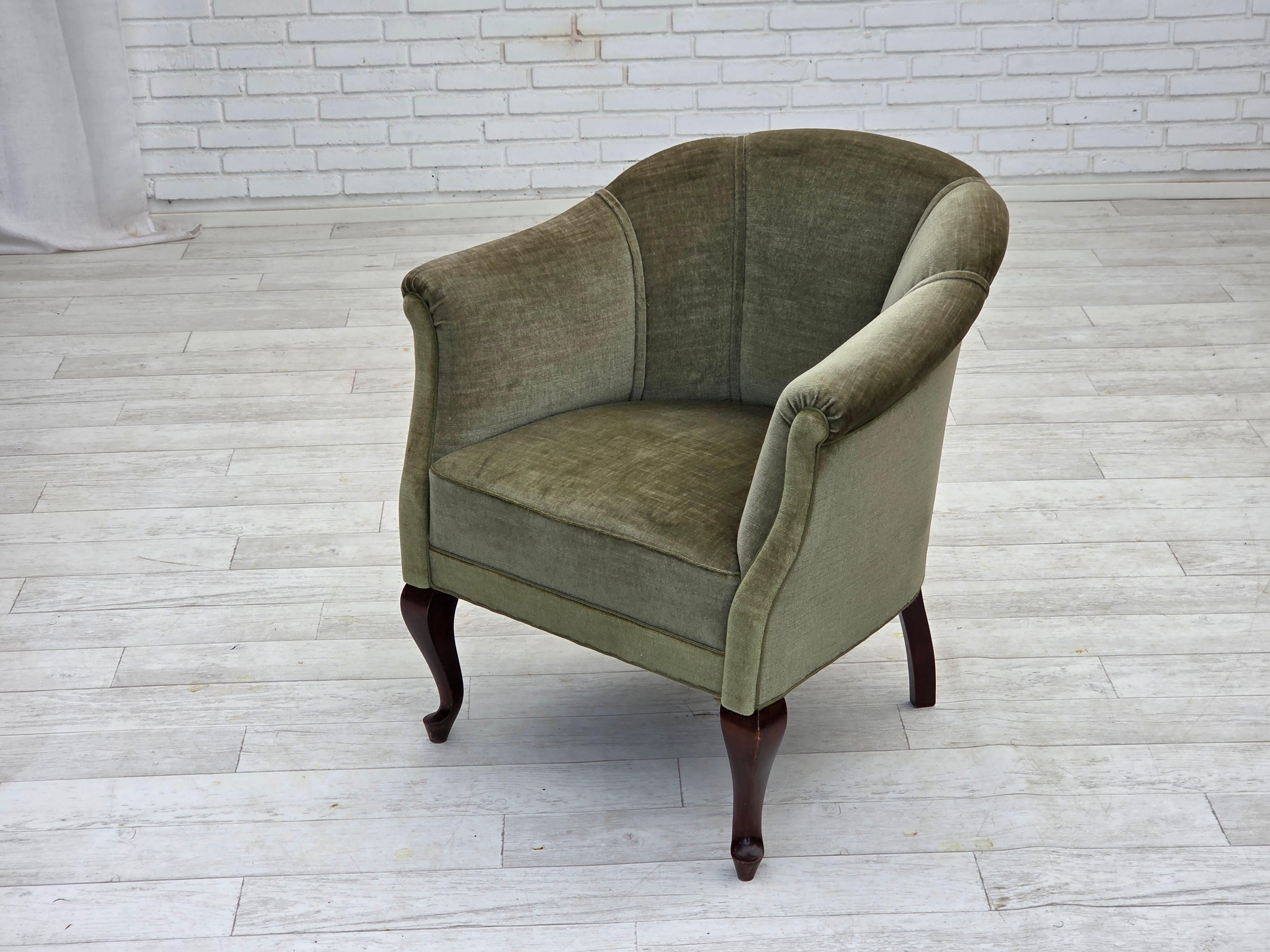 Poltrona danese degli anni '1960, velluto verde da arredamento, gambe in legno di faggio. in vendita 4
