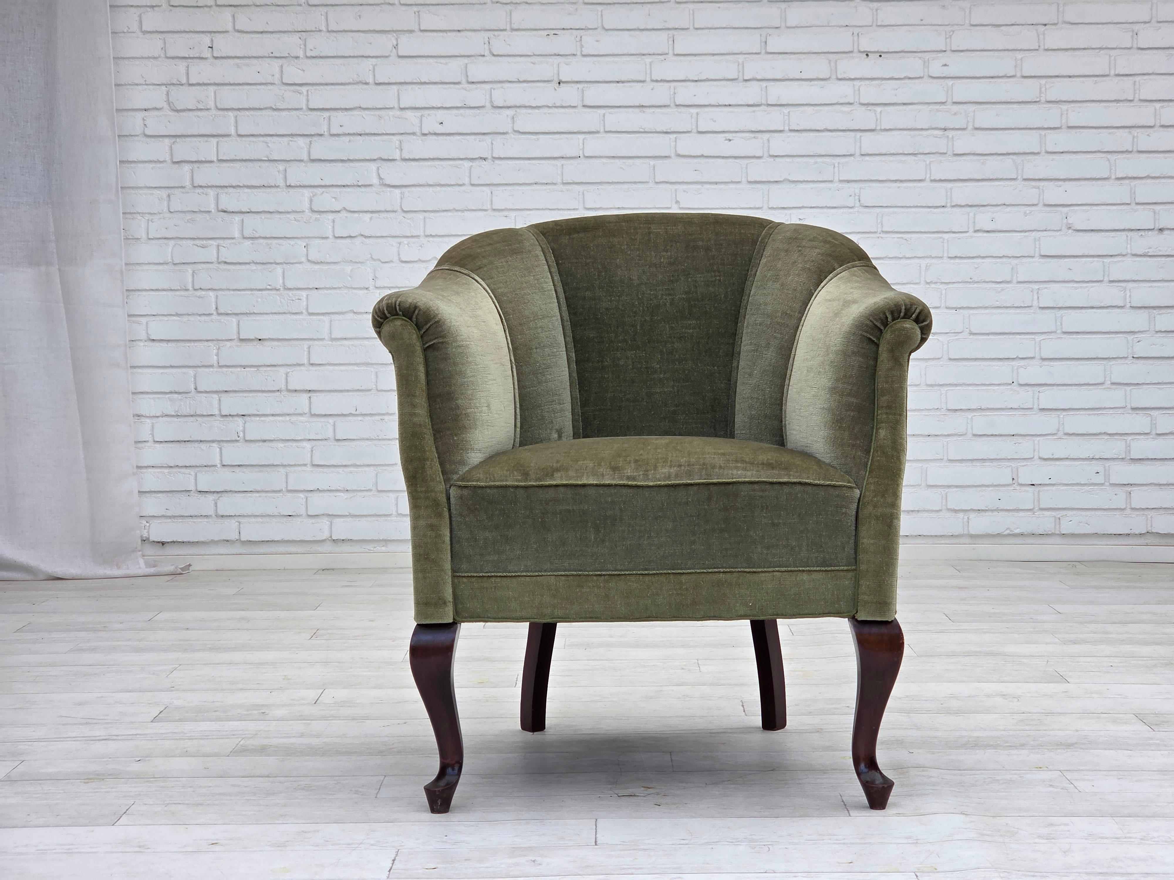 1960, Poltrona danese. Velluto verde originale, gambe in legno di faggio, molle in ottone nella seduta. Condizioni originali molto buone: nessun odore, nessuna macchia e struttura stabile. Prodotto da un produttore di mobili danese intorno agli anni