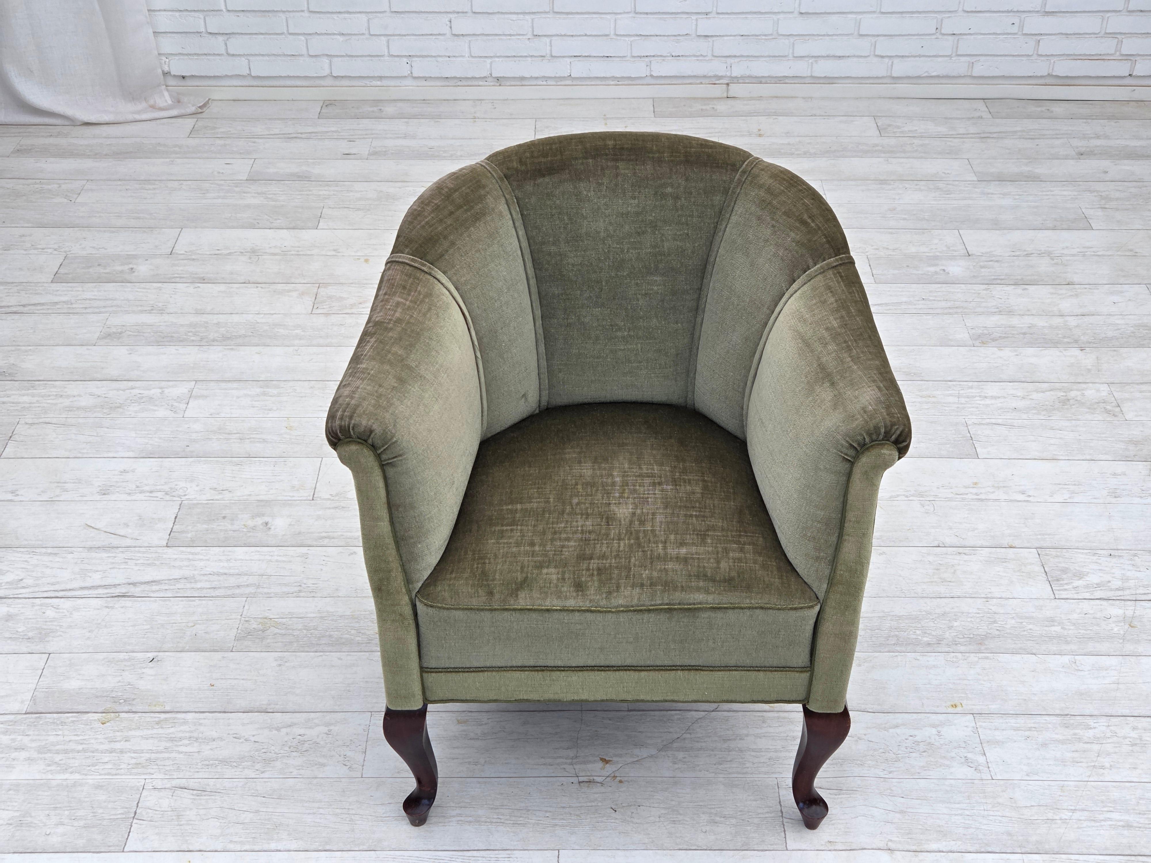 Scandinavo moderno Poltrona danese degli anni '1960, velluto verde da arredamento, gambe in legno di faggio. in vendita