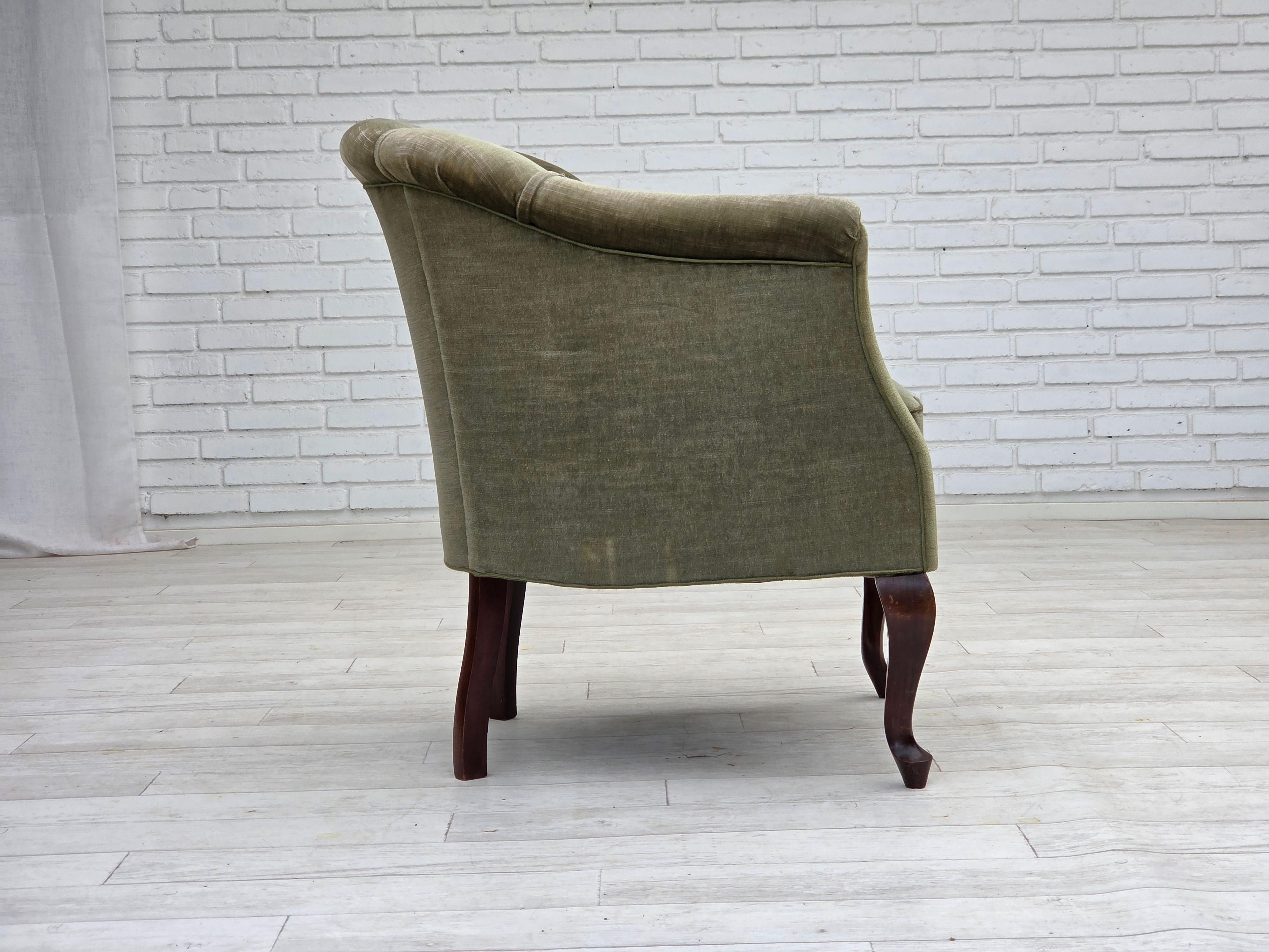Metà XX secolo Poltrona danese degli anni '1960, velluto verde da arredamento, gambe in legno di faggio. in vendita