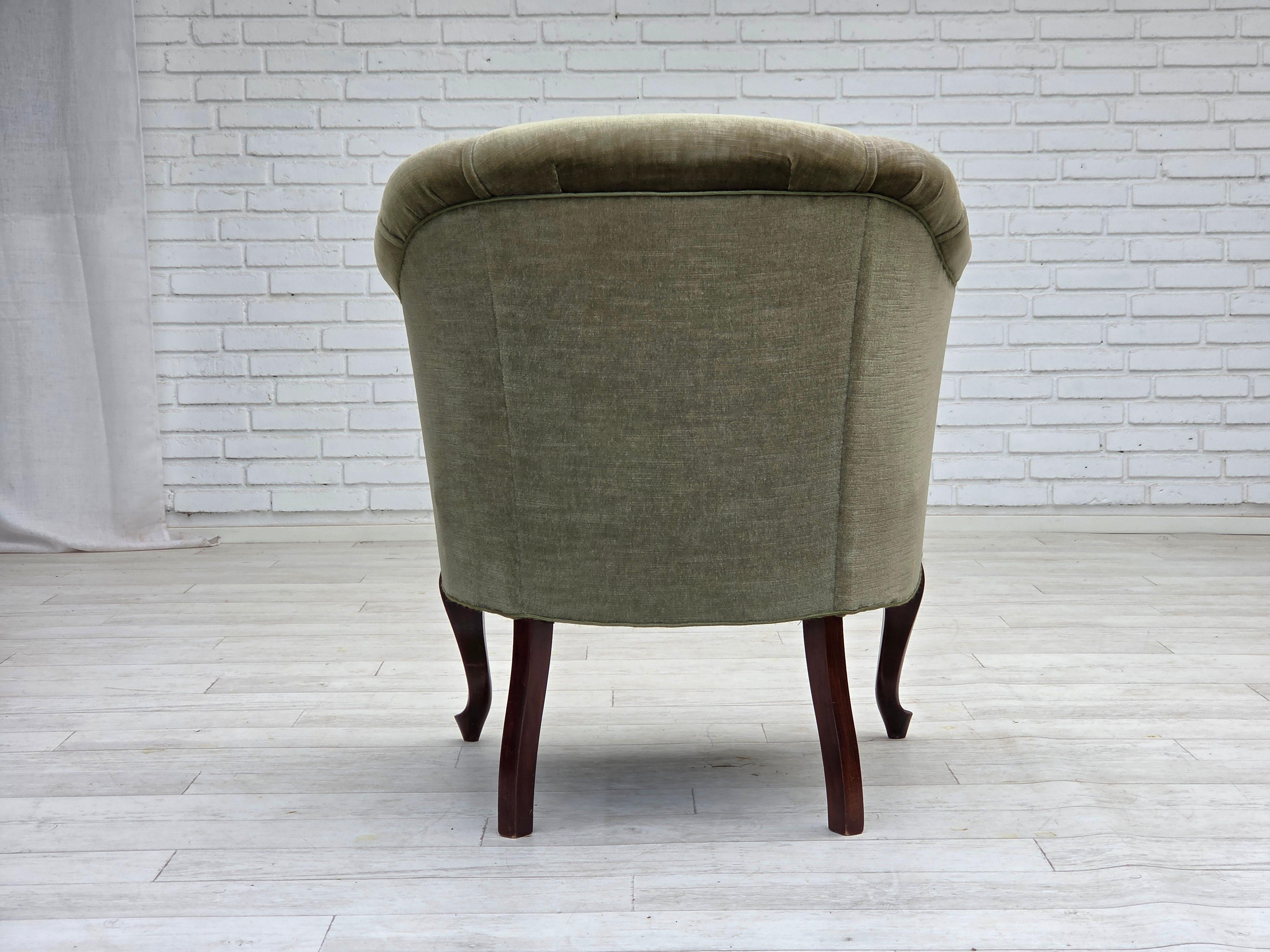Velluto Poltrona danese degli anni '1960, velluto verde da arredamento, gambe in legno di faggio. in vendita