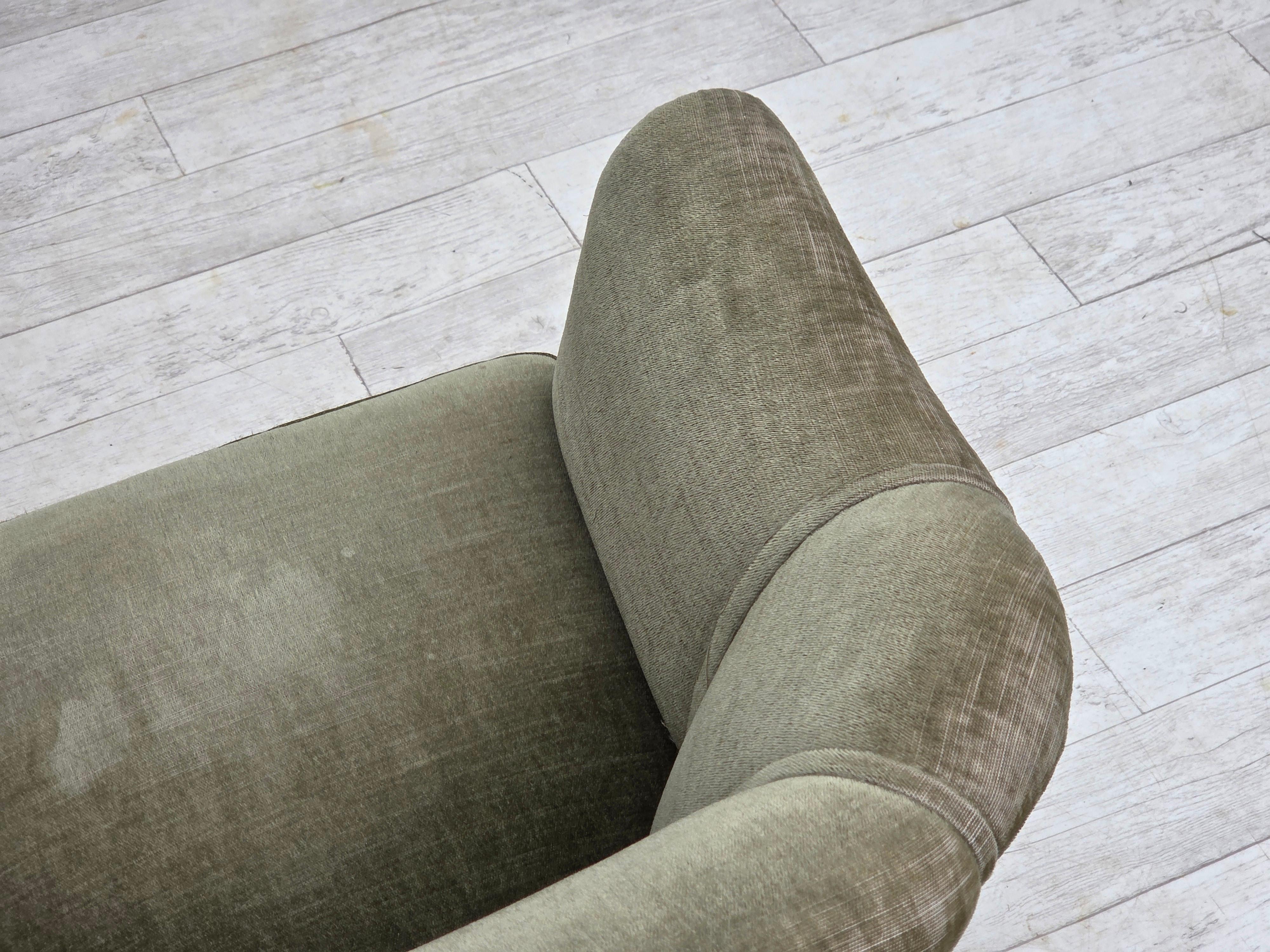 Poltrona danese degli anni '1960, velluto verde da arredamento, gambe in legno di faggio. in vendita 1
