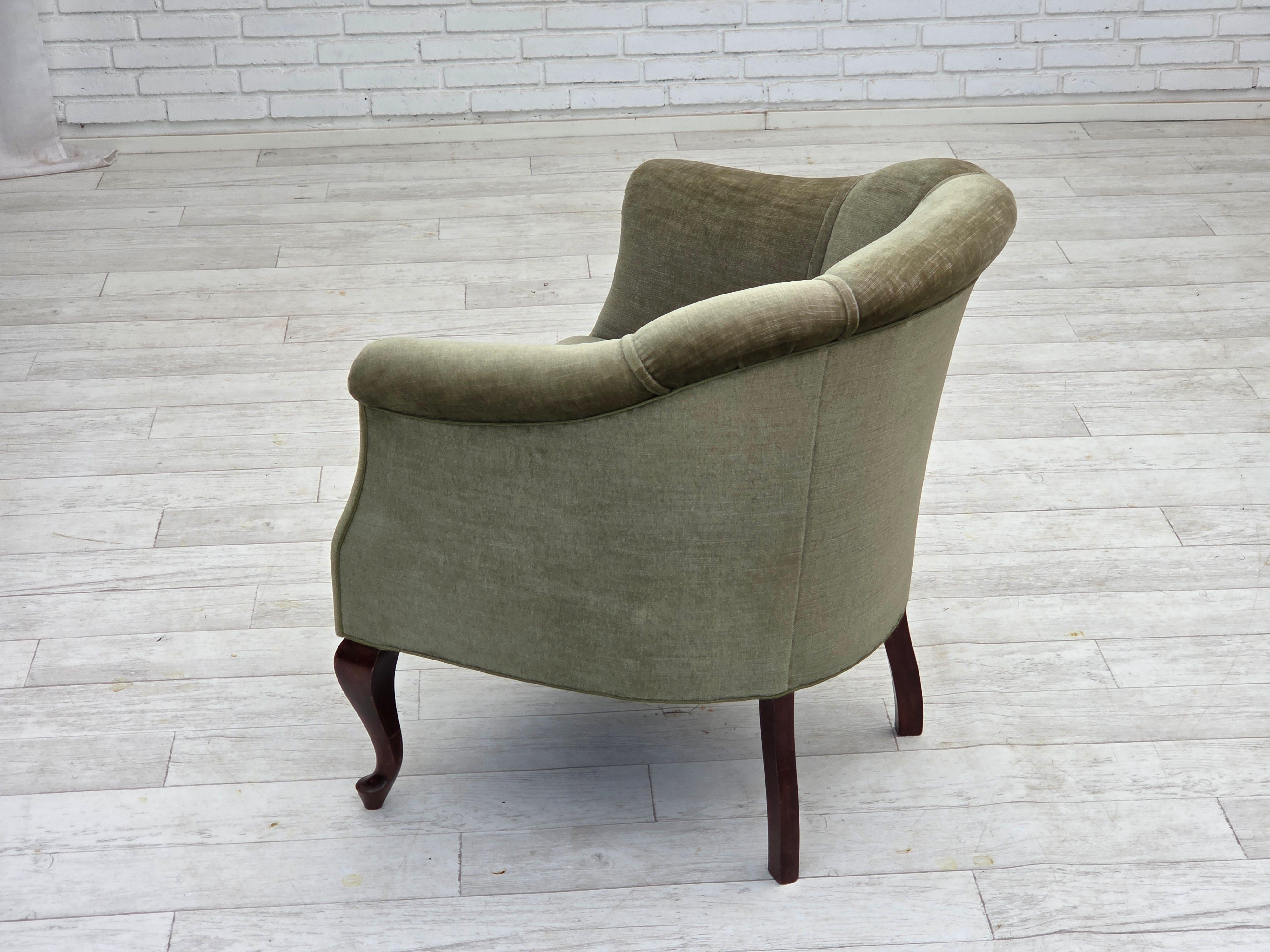 Poltrona danese degli anni '1960, velluto verde da arredamento, gambe in legno di faggio. in vendita 2