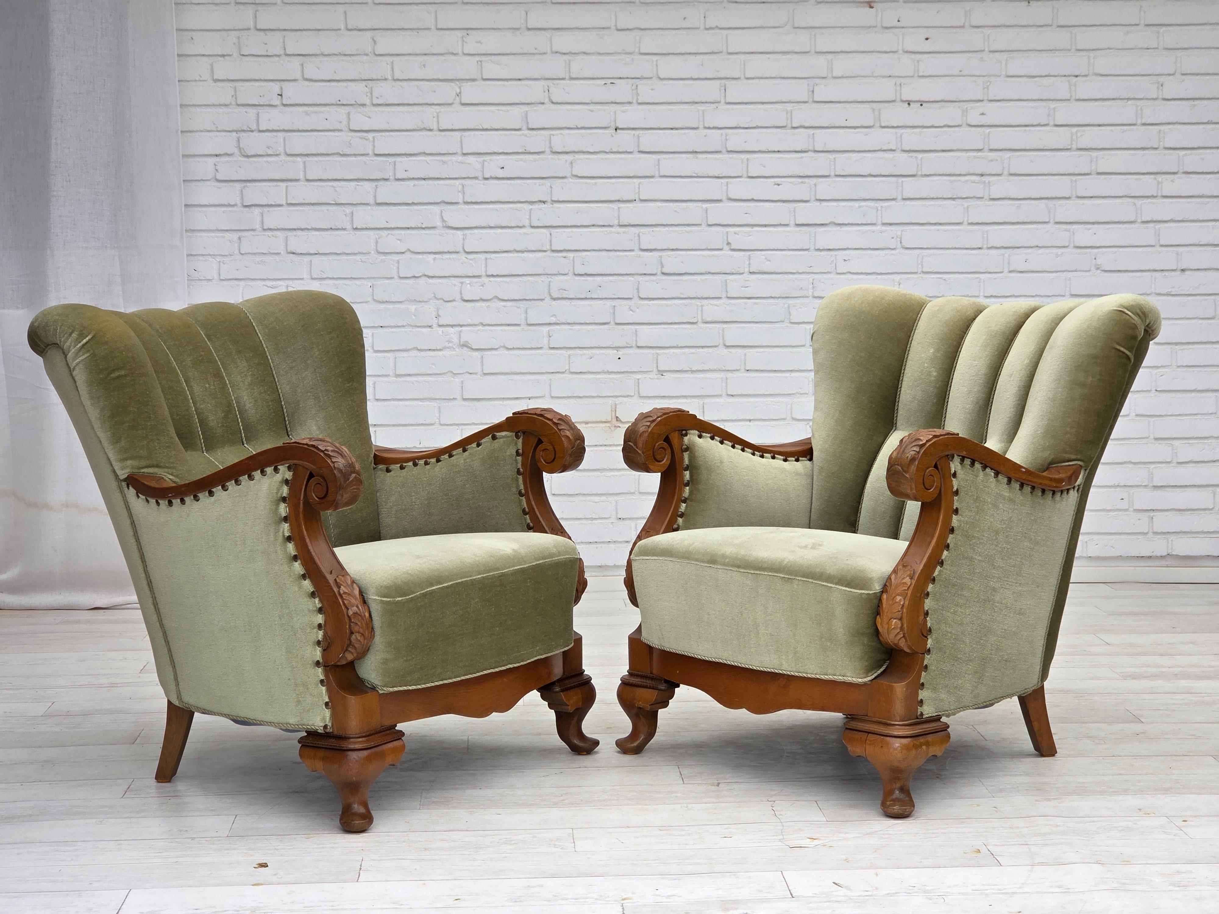 Años 60, sillón danés, muebles de terciopelo verde, madera de roble tallada. en venta 3