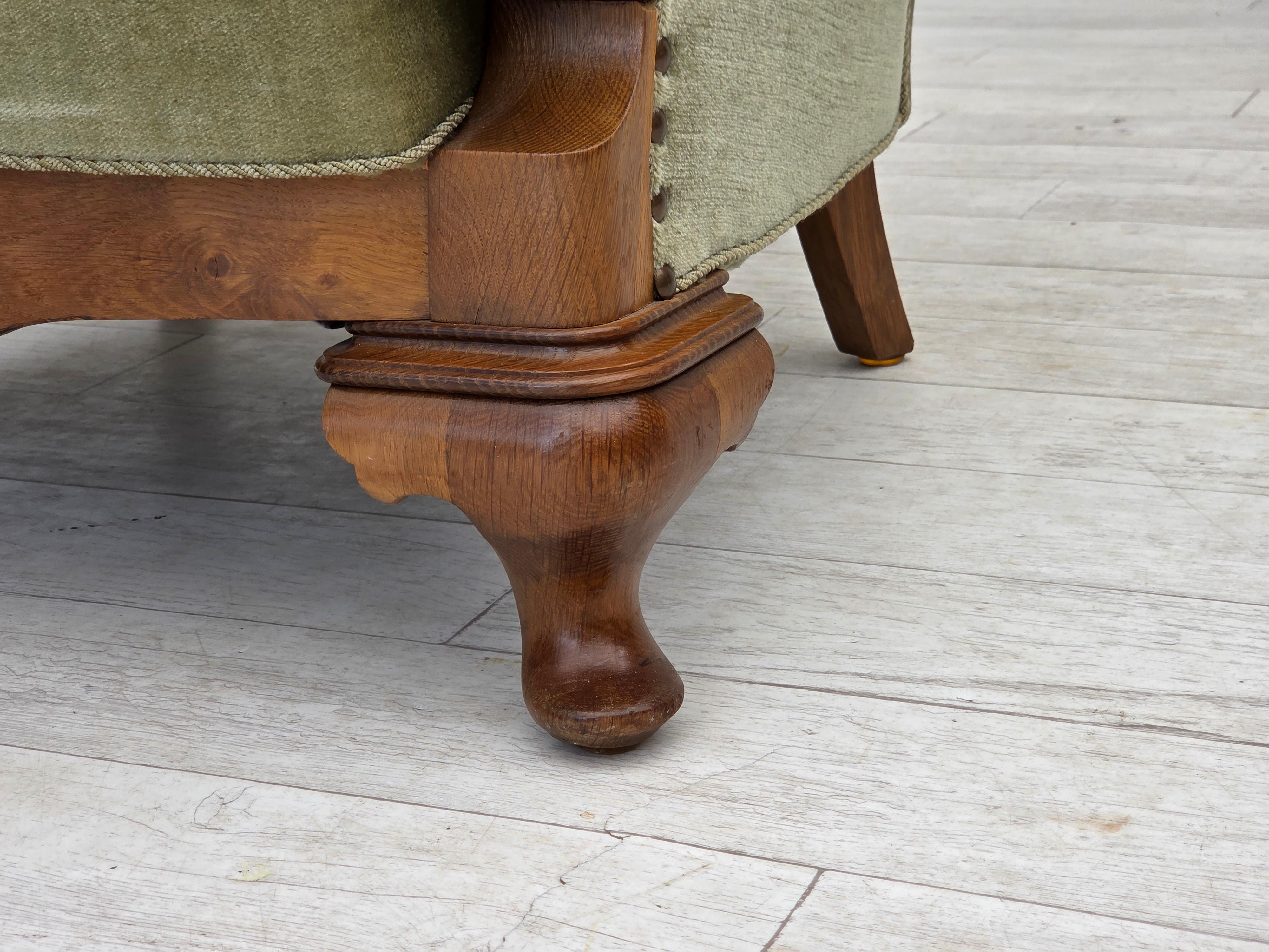 Años 60, sillón danés, muebles de terciopelo verde, madera de roble tallada. en venta 4