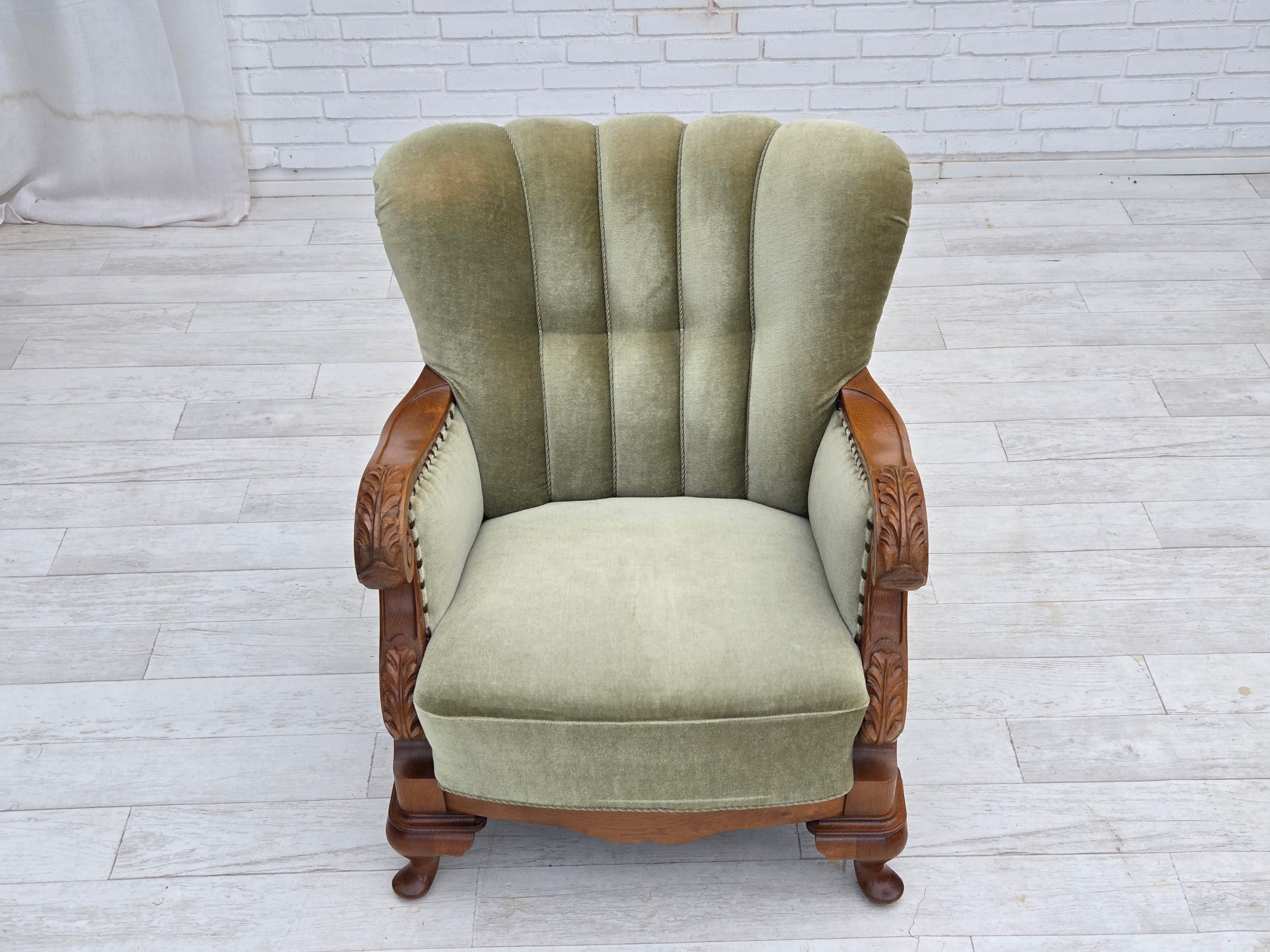 Años 60, sillón danés, muebles de terciopelo verde, madera de roble tallada. en venta 5