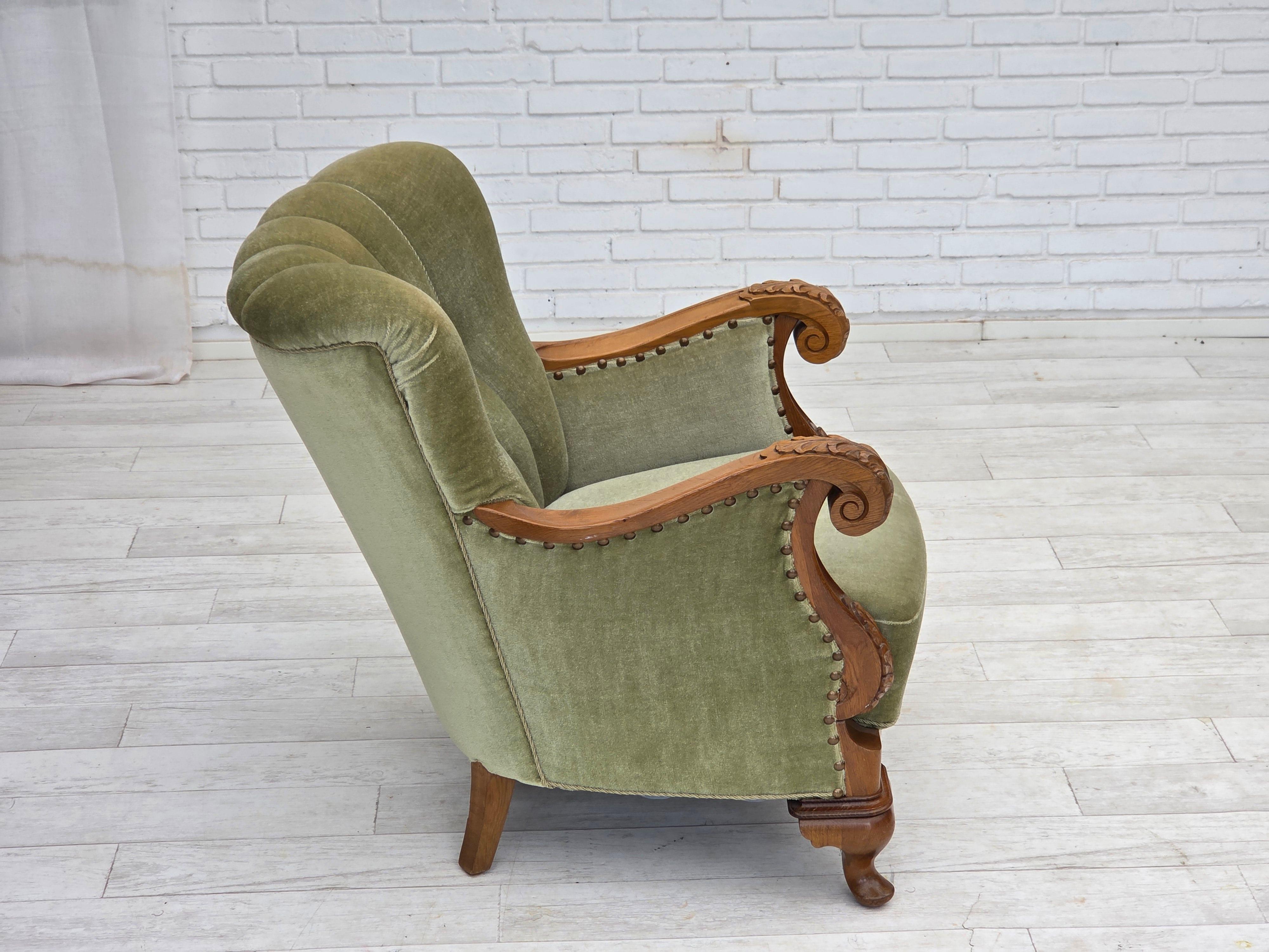 Años 60, sillón danés, muebles de terciopelo verde, madera de roble tallada. en venta 7