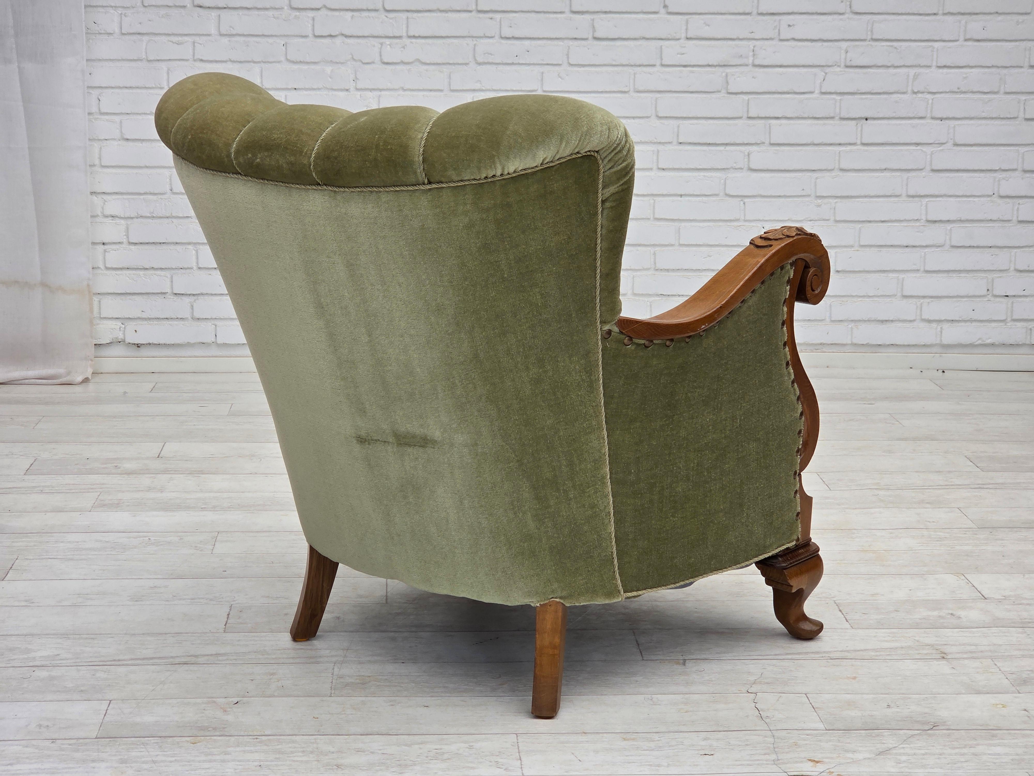 Años 60, sillón danés, muebles de terciopelo verde, madera de roble tallada. en venta 8