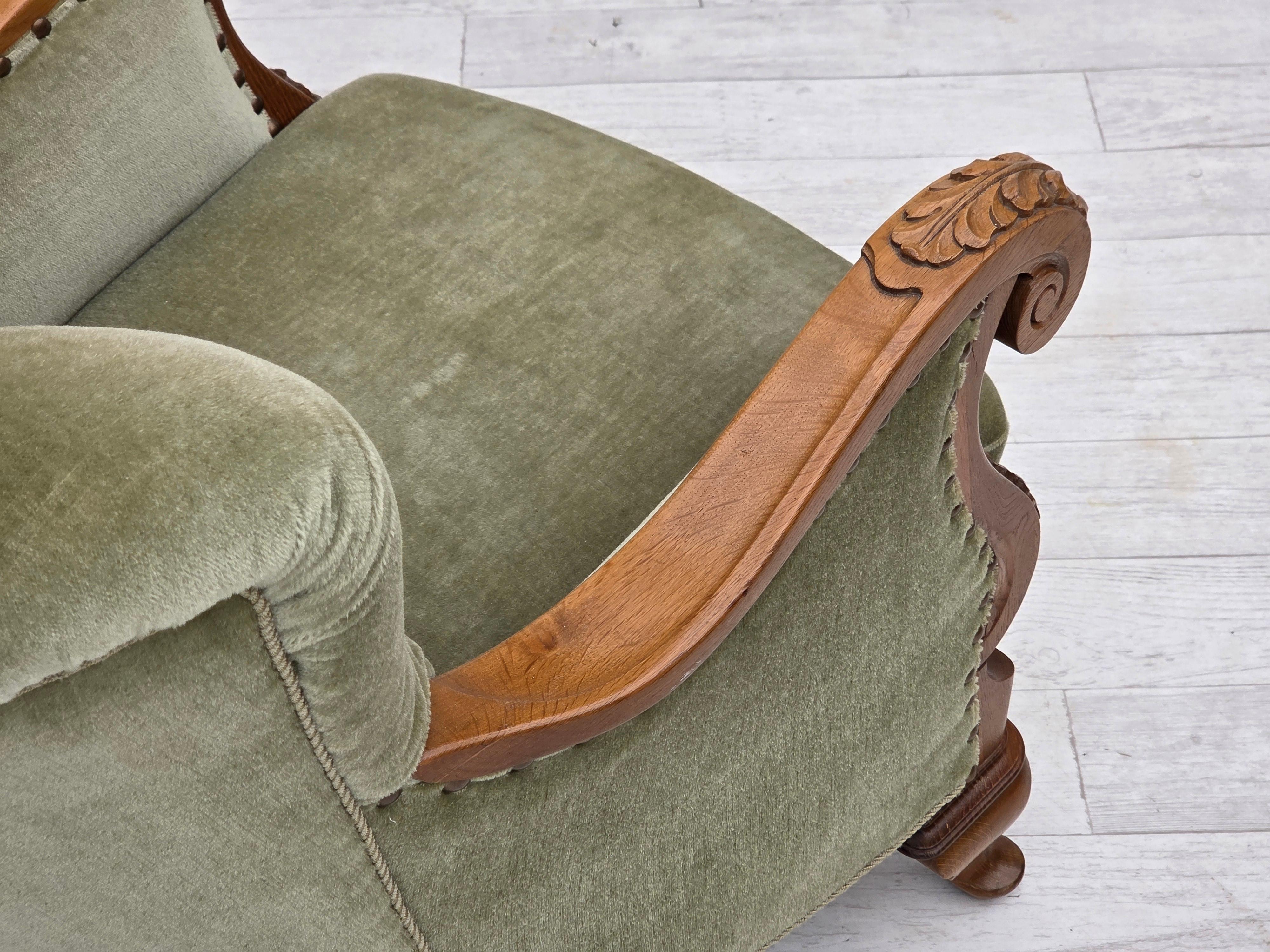 Años 60, sillón danés, muebles de terciopelo verde, madera de roble tallada. en venta 9