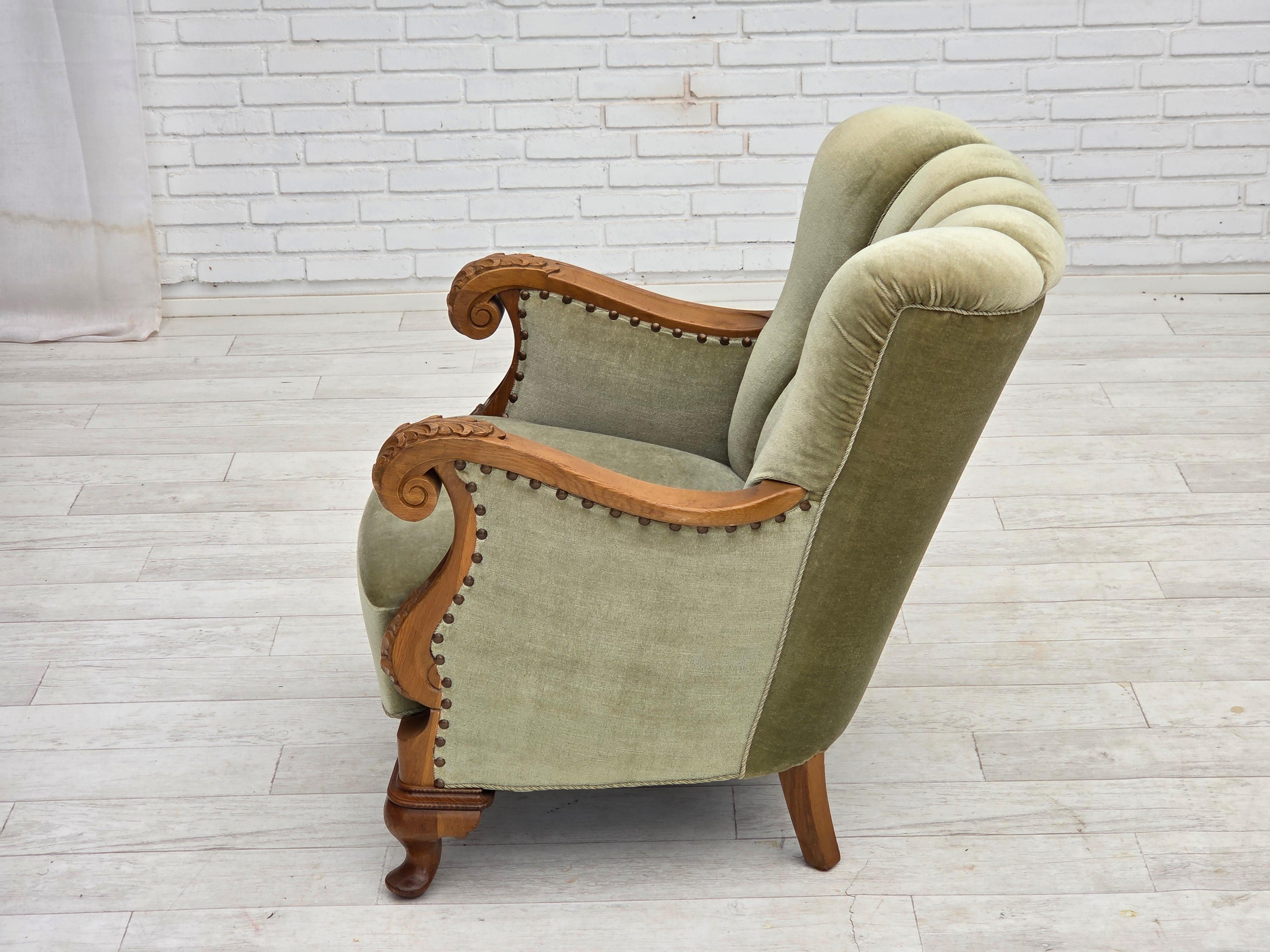 Años 60, sillón danés, muebles de terciopelo verde, madera de roble tallada. en venta 11
