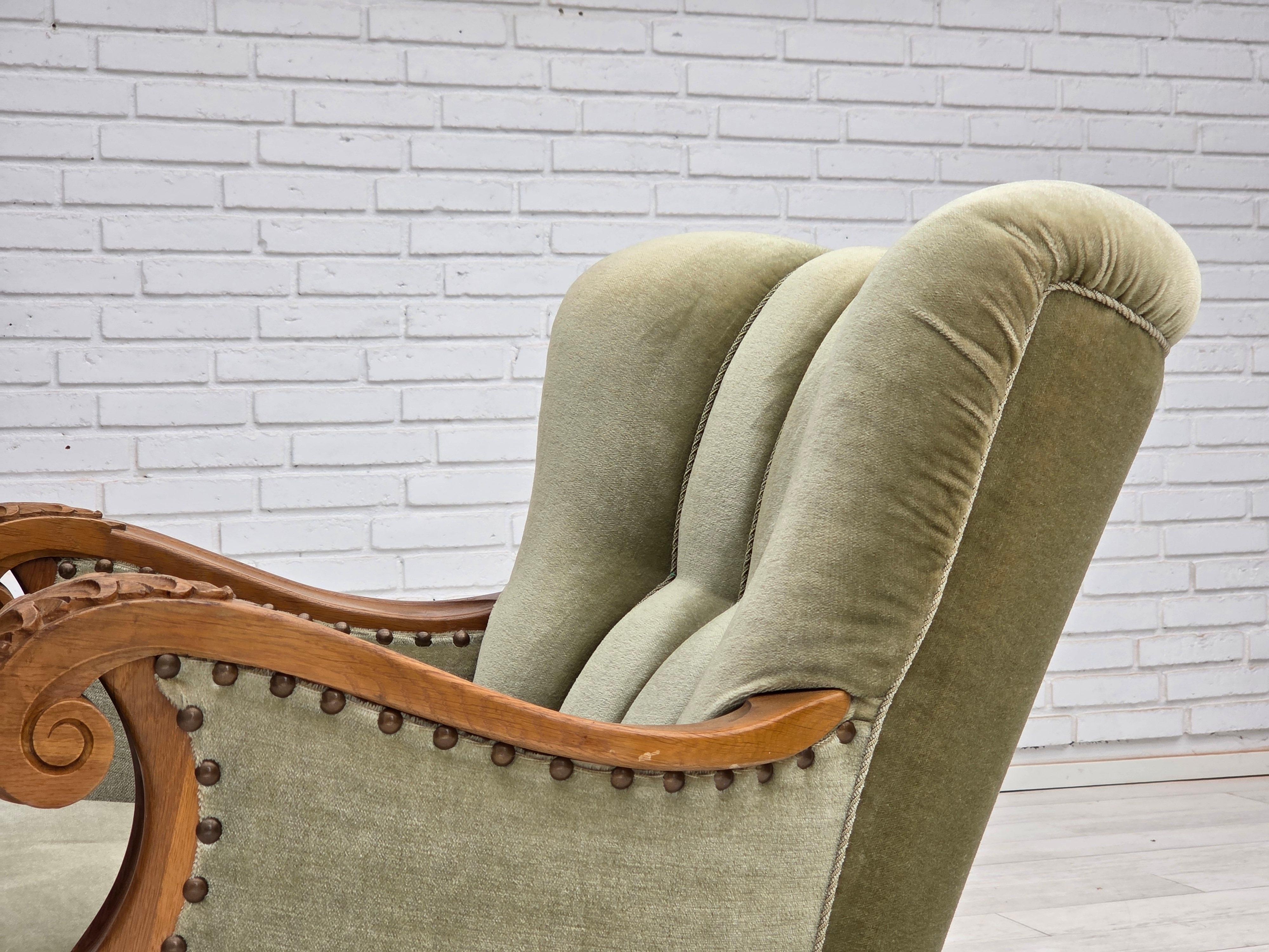 Años 60, sillón danés, muebles de terciopelo verde, madera de roble tallada. en venta 12