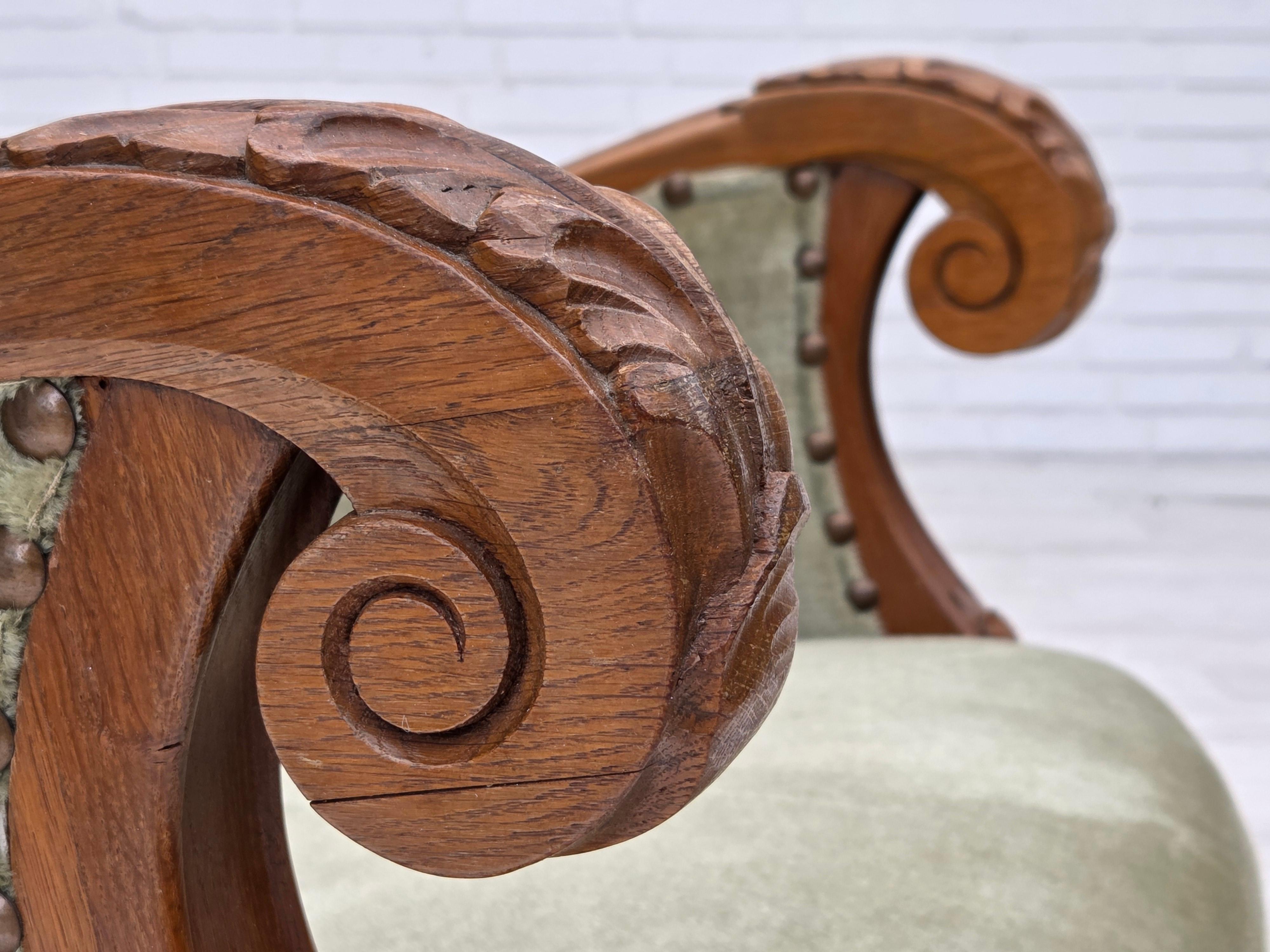 Años 60, sillón danés. Muebles de terciopelo verde, madera de roble tallada, muelles de latón en el asiento. Las sillas fueron retapizadas hace unos 15 años por un artesano. Muy buen estado: sin olores, sin manchas y construcción estable. Fabricado